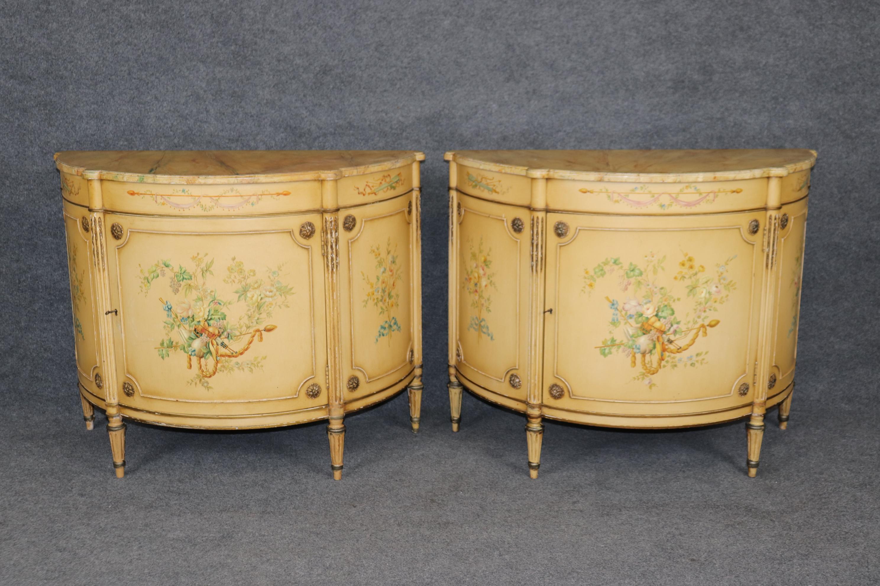 Francese Splendida coppia di commodes francesi in stile Luigi XVI decorati con vernice finta di marmo in vendita