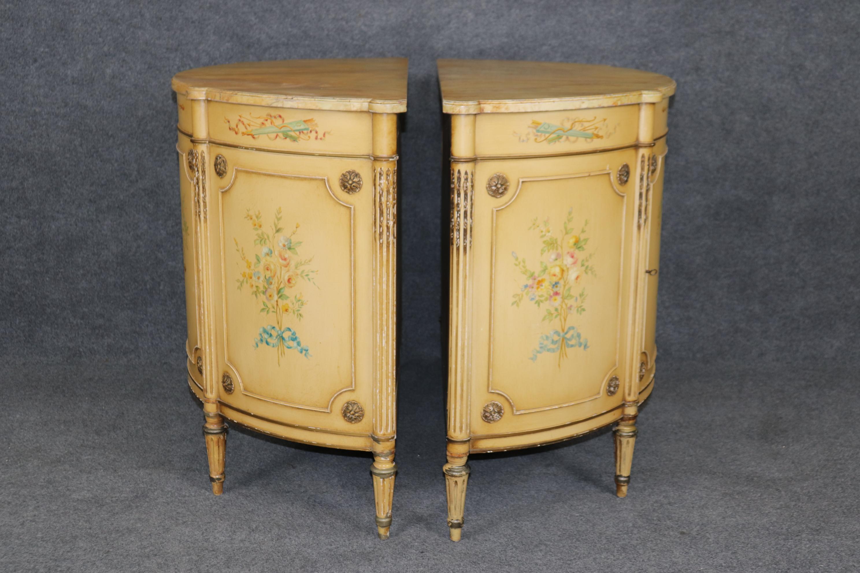 Splendida coppia di commodes francesi in stile Luigi XVI decorati con vernice finta di marmo In condizioni buone in vendita a Swedesboro, NJ