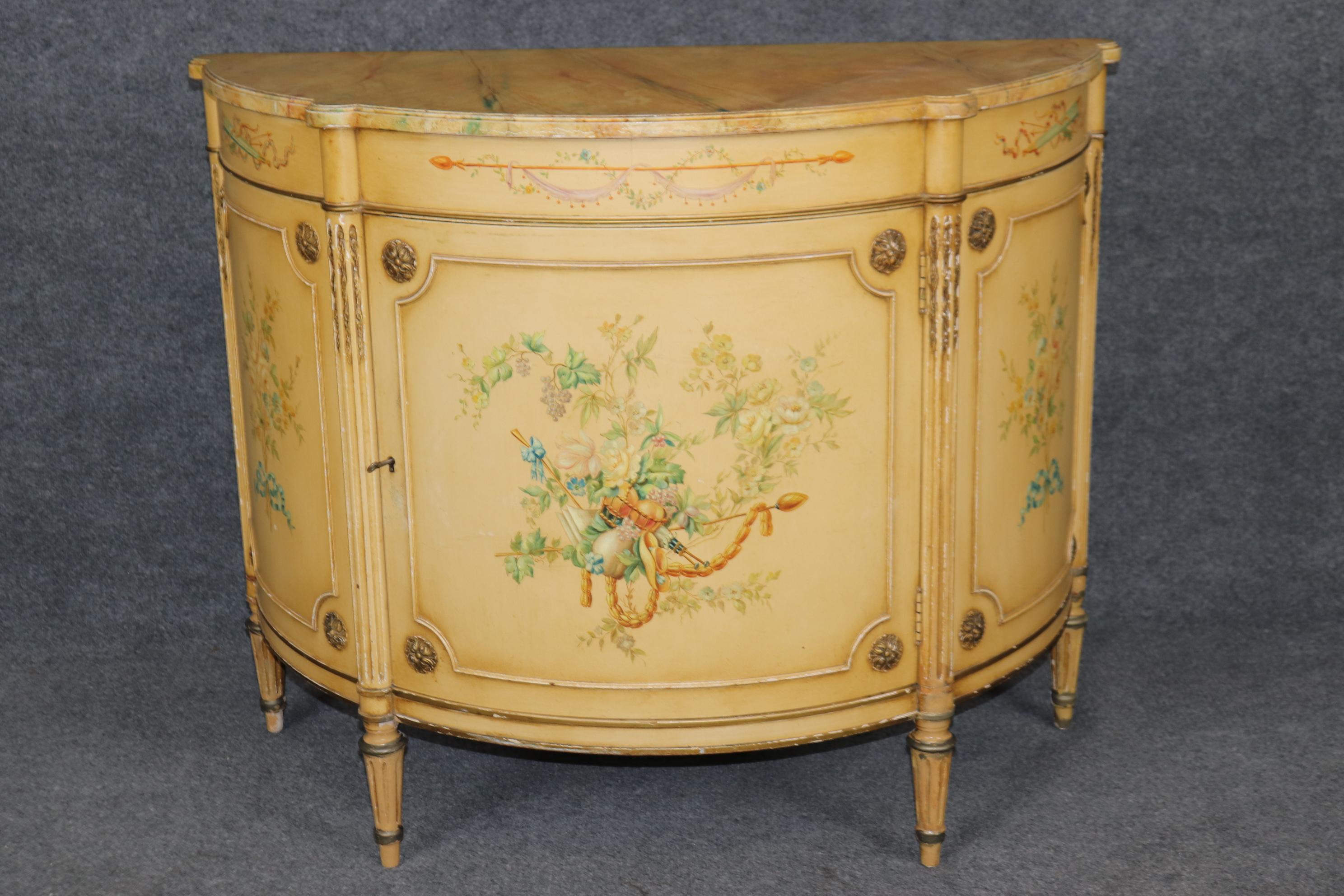Noce Splendida coppia di commodes francesi in stile Luigi XVI decorati con vernice finta di marmo in vendita