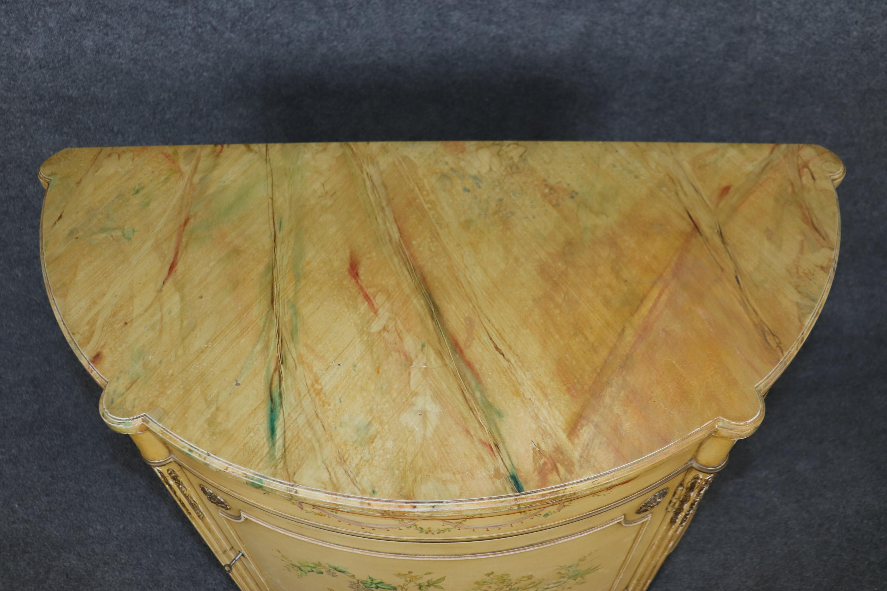 Splendida coppia di commodes francesi in stile Luigi XVI decorati con vernice finta di marmo in vendita 1