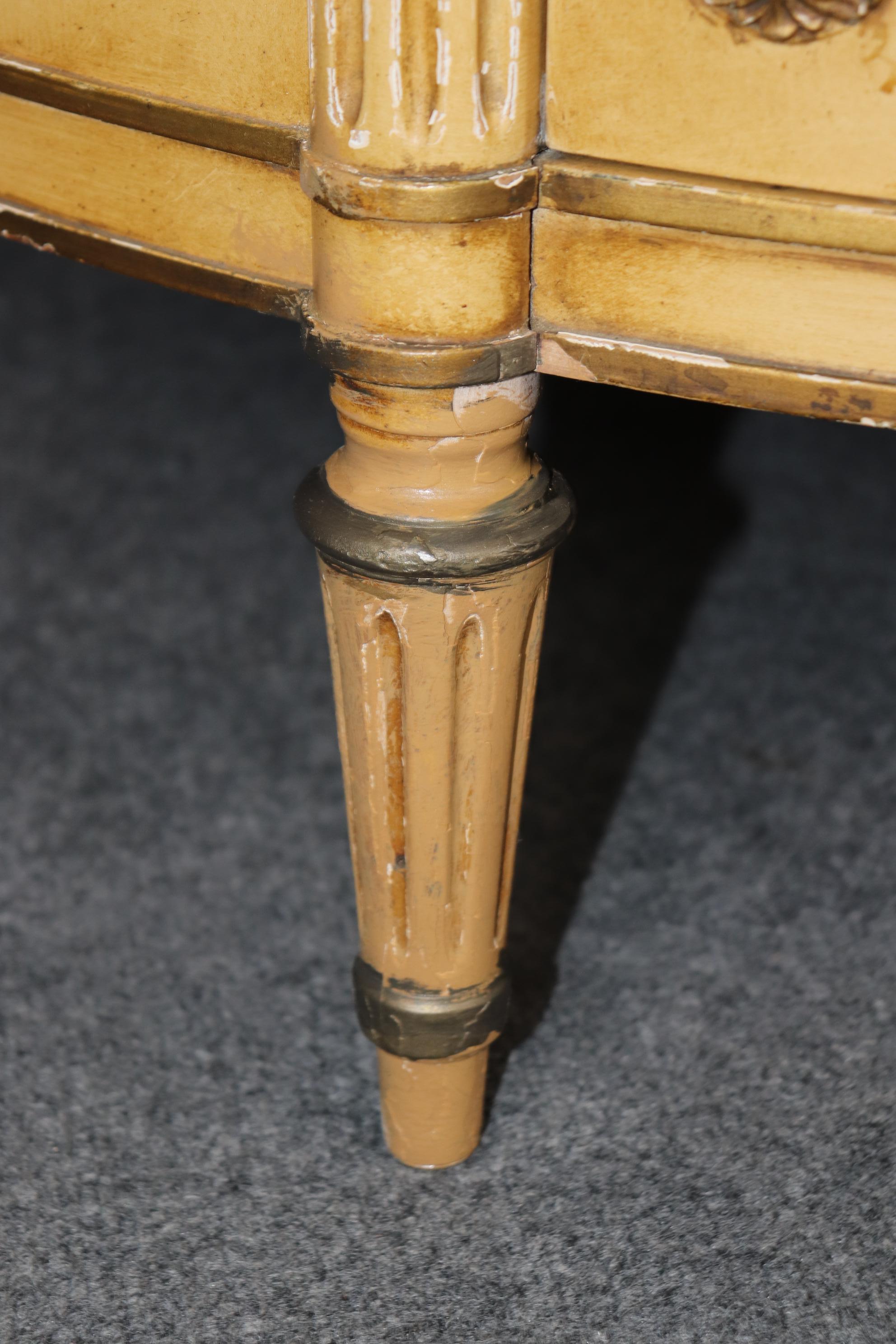 Splendida coppia di commodes francesi in stile Luigi XVI decorati con vernice finta di marmo in vendita 2