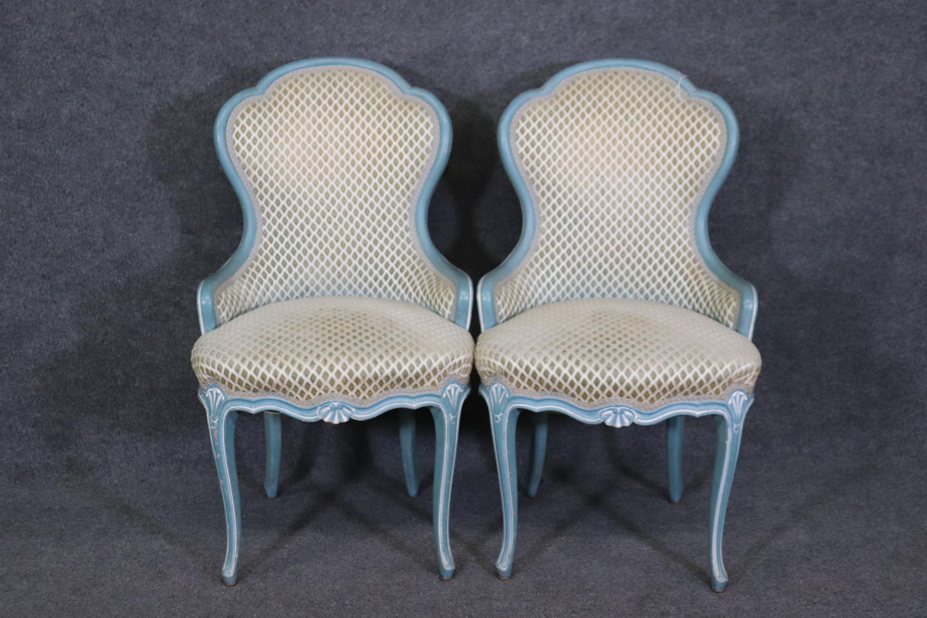 Wunderschönes Paar blau-weiß lackierter französischer Parlor-Boudoir-Stühle im Stil Louis XV. im Louis XV., Paar (Unbekannt) im Angebot