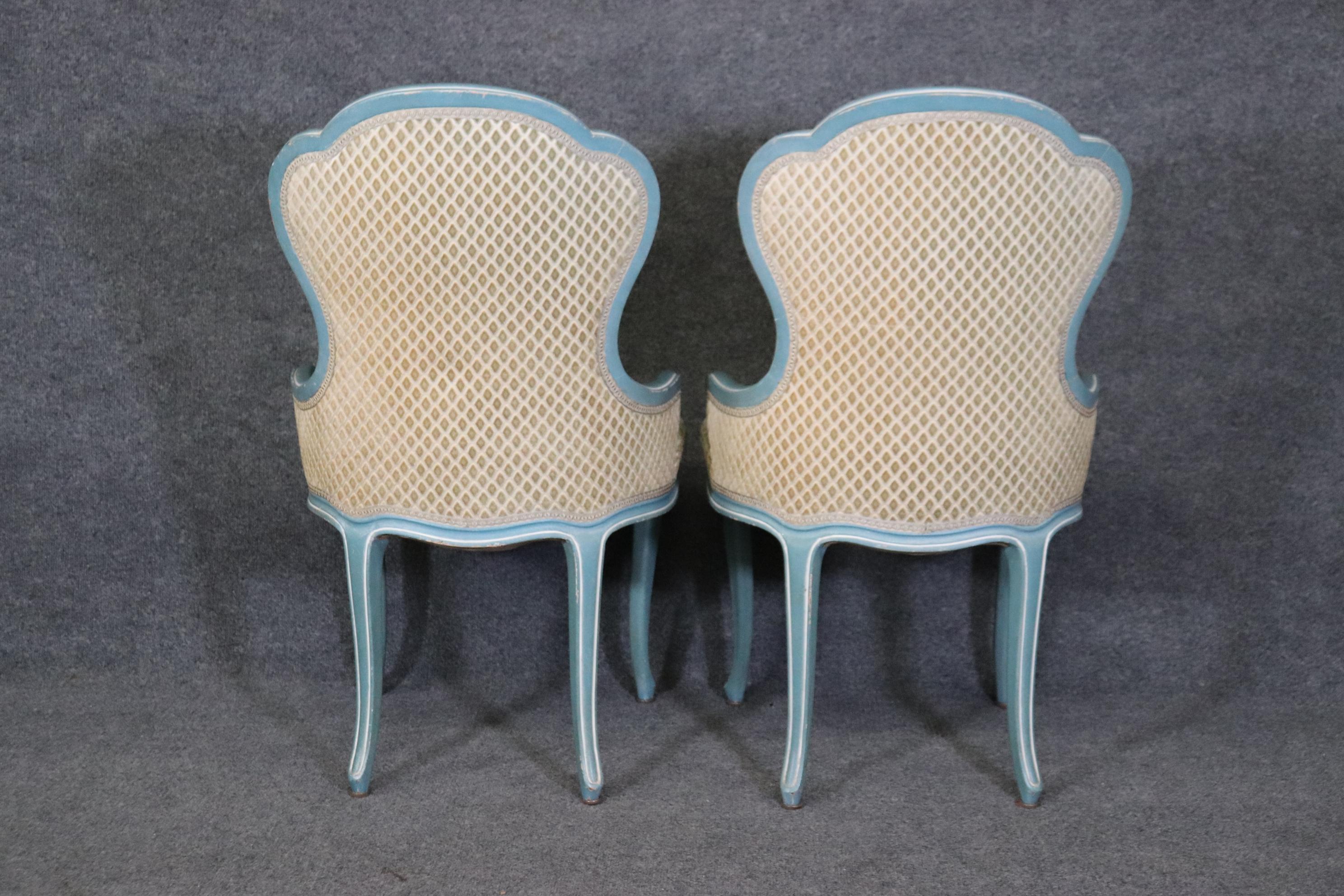 Wunderschönes Paar blau-weiß lackierter französischer Parlor-Boudoir-Stühle im Stil Louis XV. im Louis XV., Paar (Mitte des 20. Jahrhunderts) im Angebot