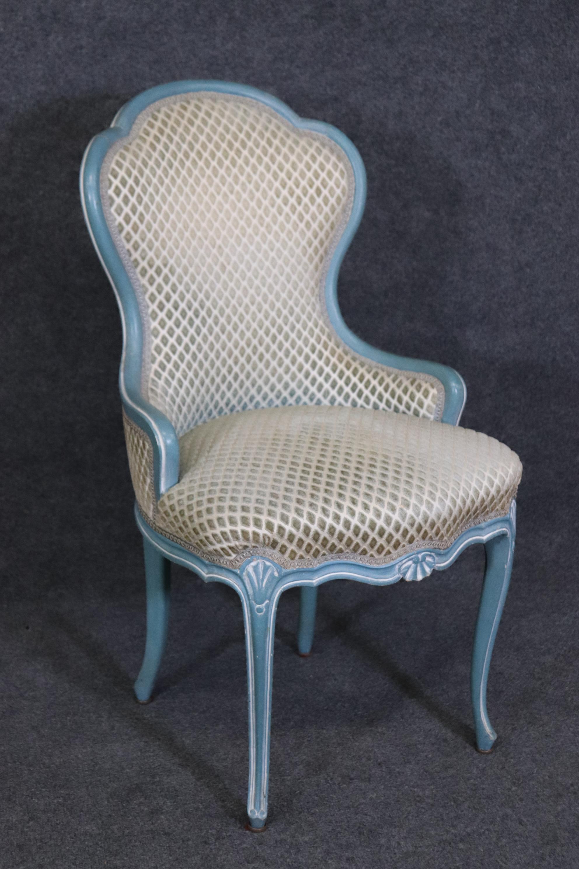 Wunderschönes Paar blau-weiß lackierter französischer Parlor-Boudoir-Stühle im Stil Louis XV. im Louis XV., Paar im Angebot 1