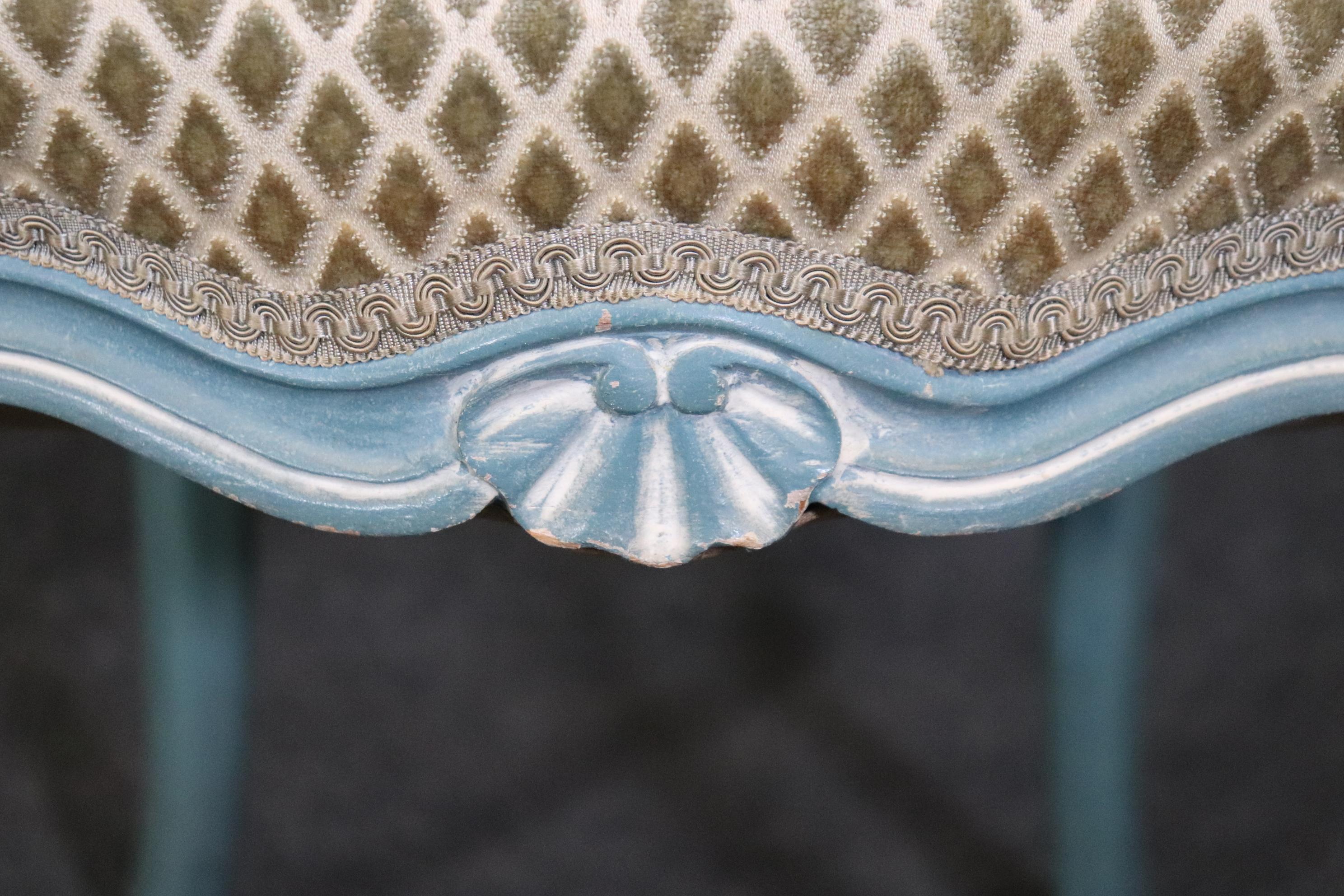 Wunderschönes Paar blau-weiß lackierter französischer Parlor-Boudoir-Stühle im Stil Louis XV. im Louis XV., Paar im Angebot 3