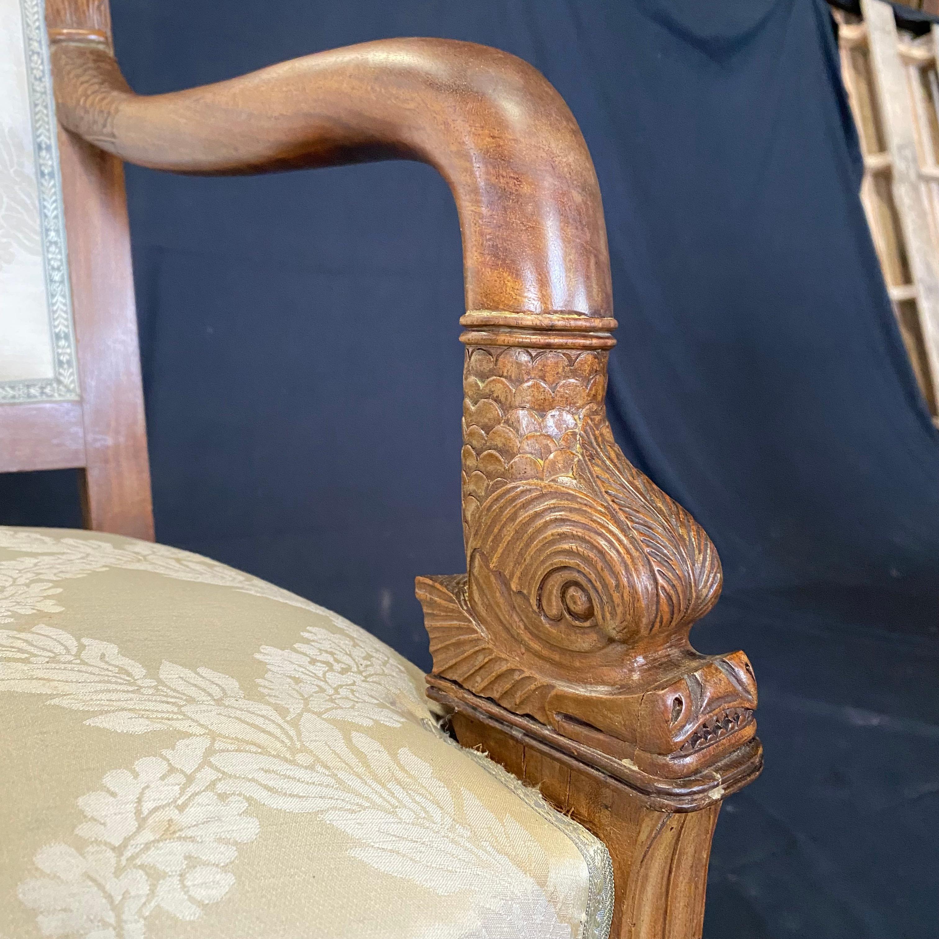 Wunderschönes Paar französische Empire-Sessel aus geschnitztem Nussbaumholz mit Delphin-Armlehnen (Französisch) im Angebot