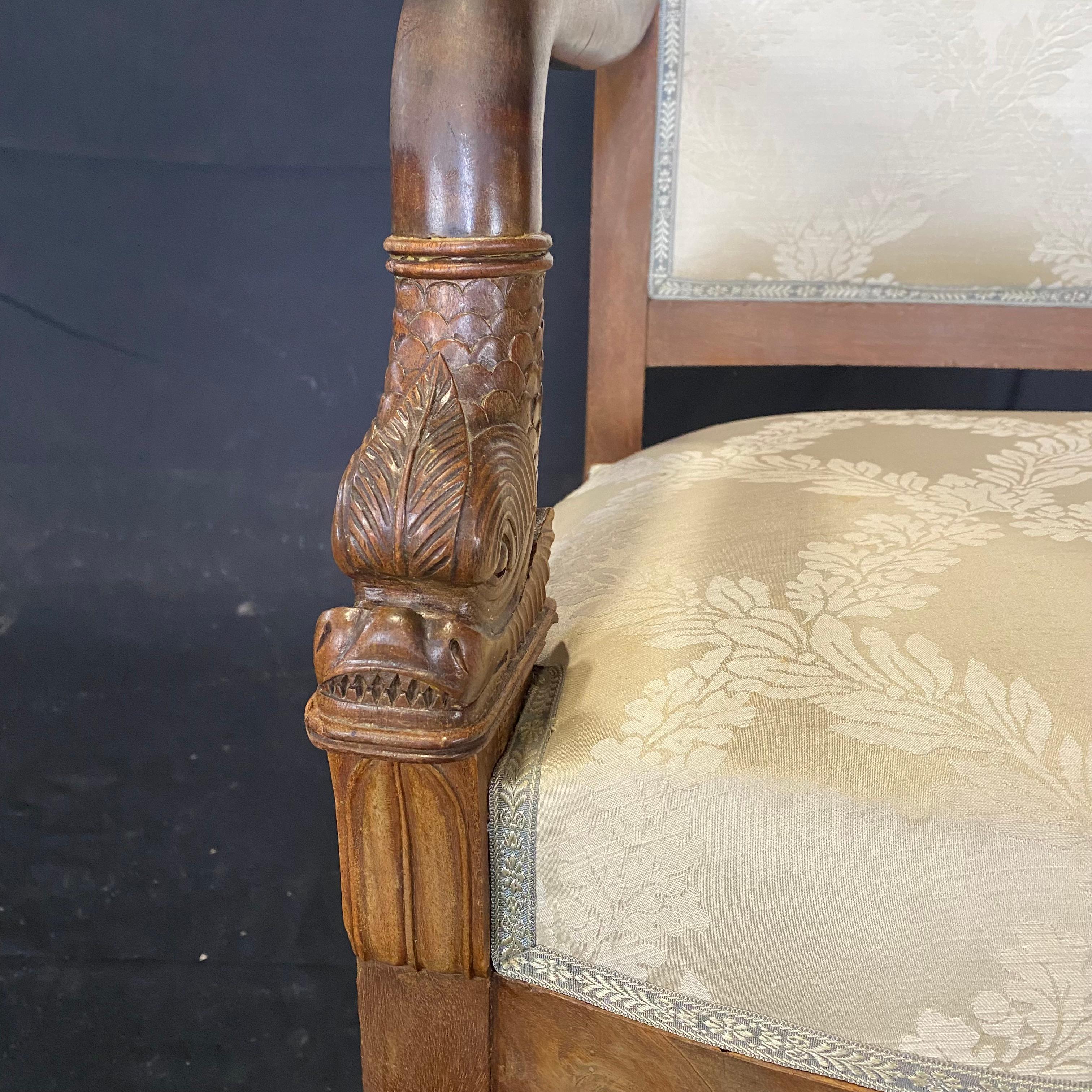 Wunderschönes Paar französische Empire-Sessel aus geschnitztem Nussbaumholz mit Delphin-Armlehnen im Angebot 1