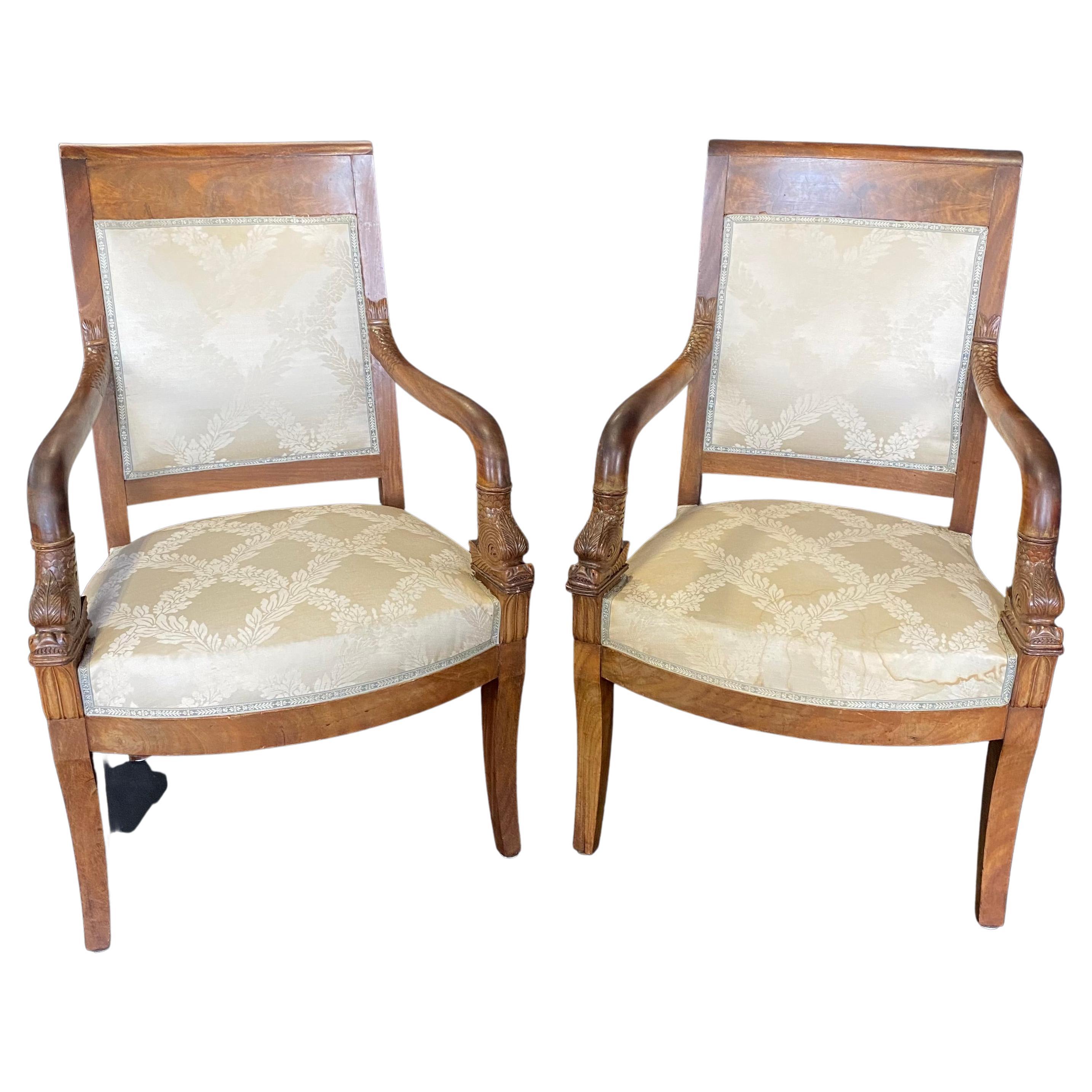 Wunderschönes Paar französische Empire-Sessel aus geschnitztem Nussbaumholz mit Delphin-Armlehnen im Angebot