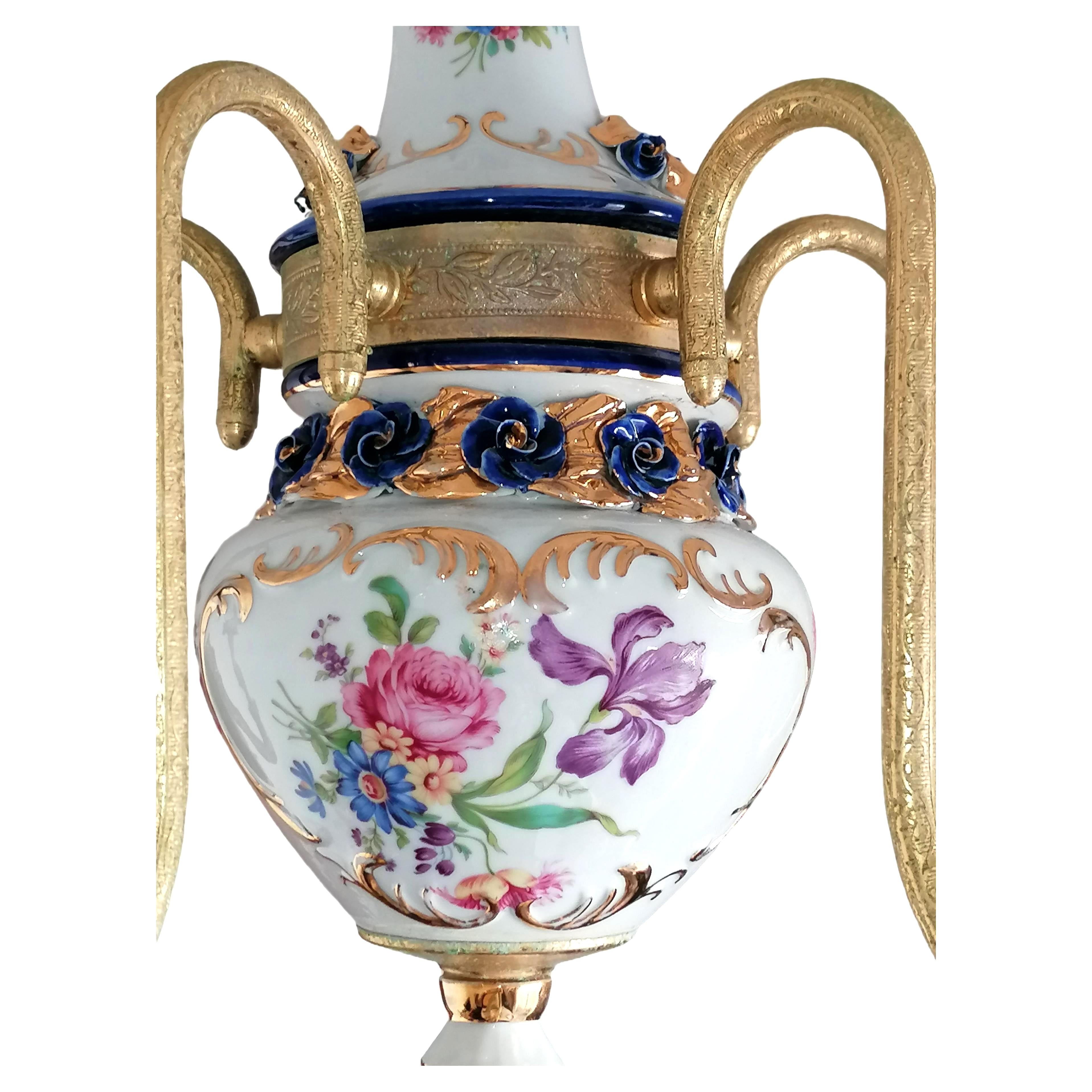 Superbe paire de lustres français de style Limoges dorés en porcelaine rose et bleue en vente 2