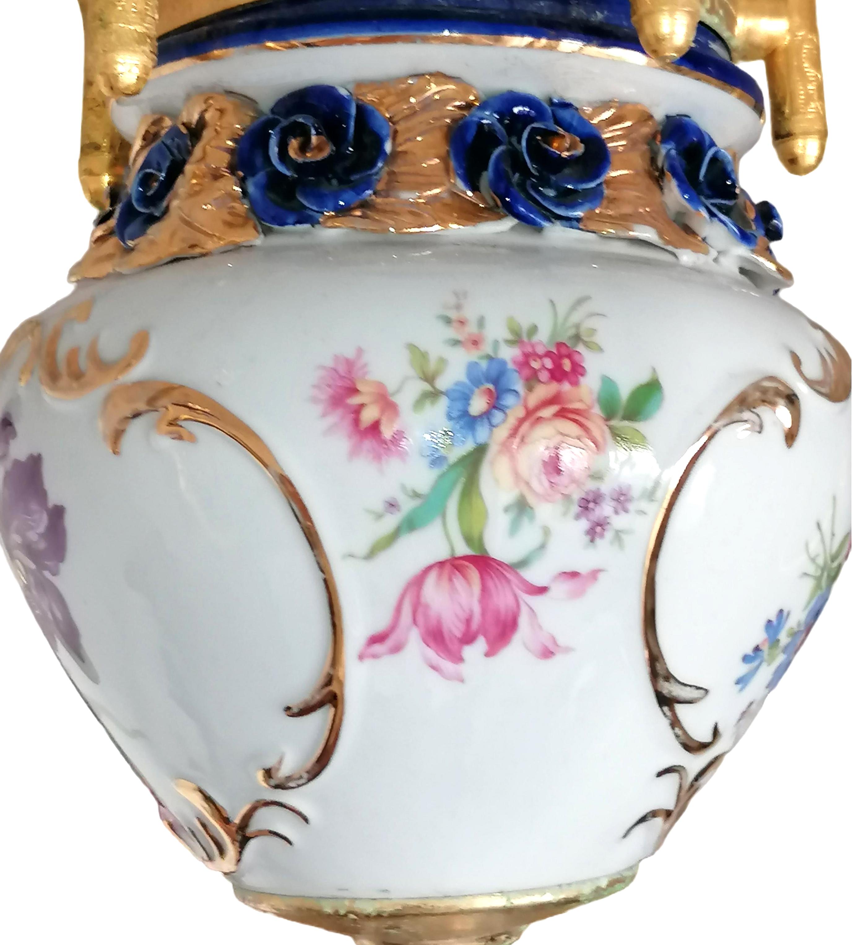 Wunderschönes Paar vergoldeter französischer Kronleuchter im Limoges-Stil aus rosa und blauem Porzellan im Angebot 4