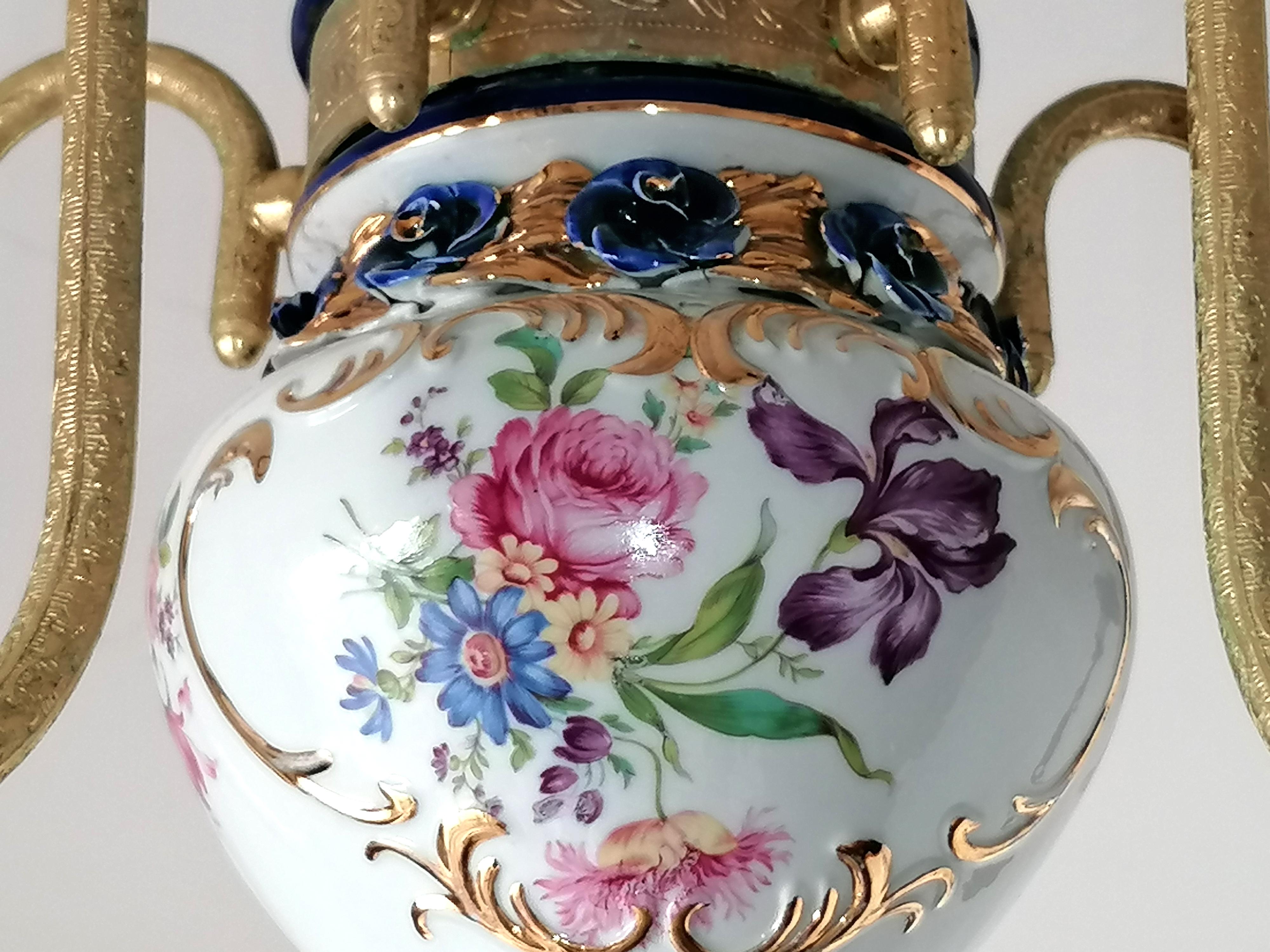 Superbe paire de lustres français de style Limoges dorés en porcelaine rose et bleue en vente 5