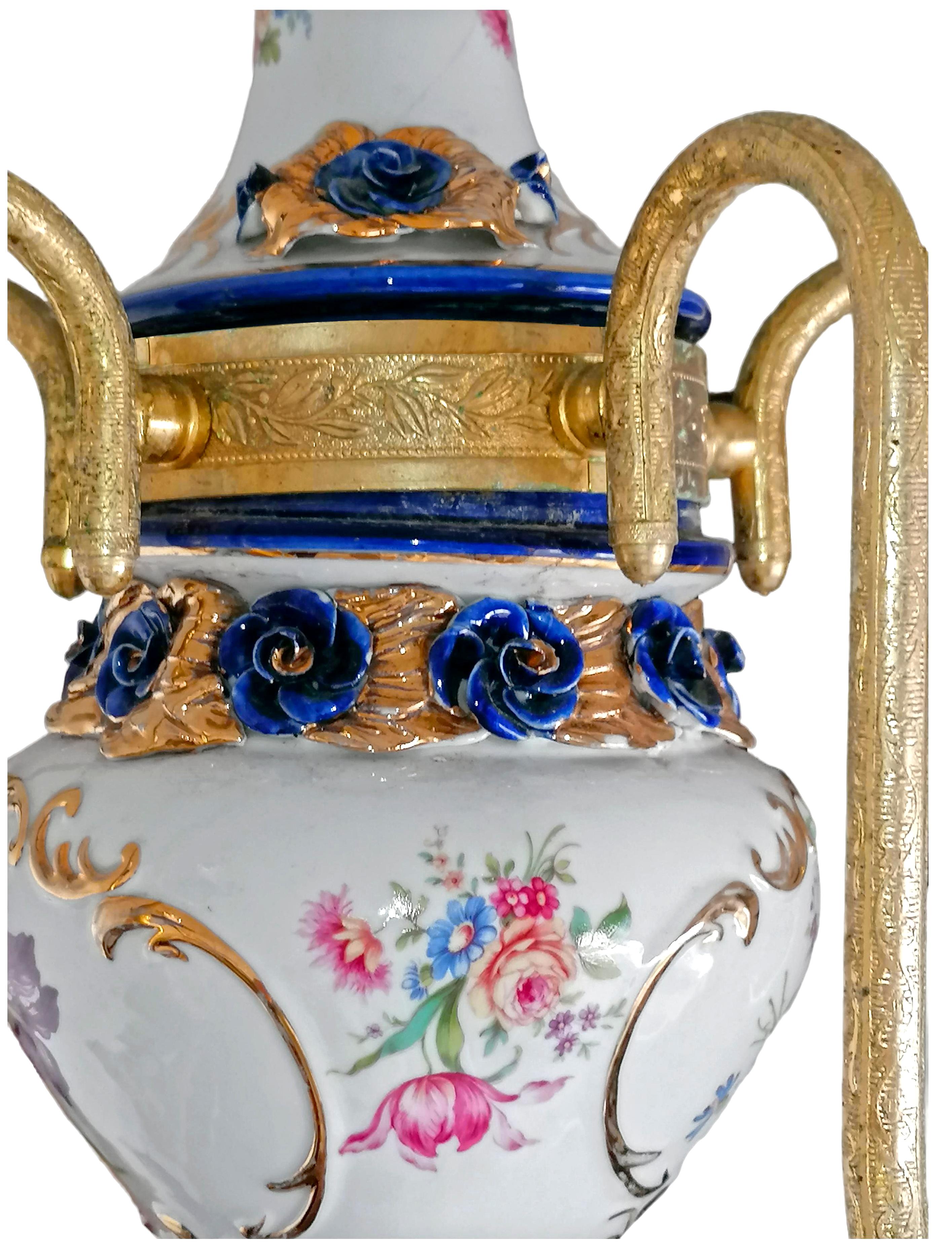 Wunderschönes Paar vergoldeter französischer Kronleuchter im Limoges-Stil aus rosa und blauem Porzellan im Angebot 1
