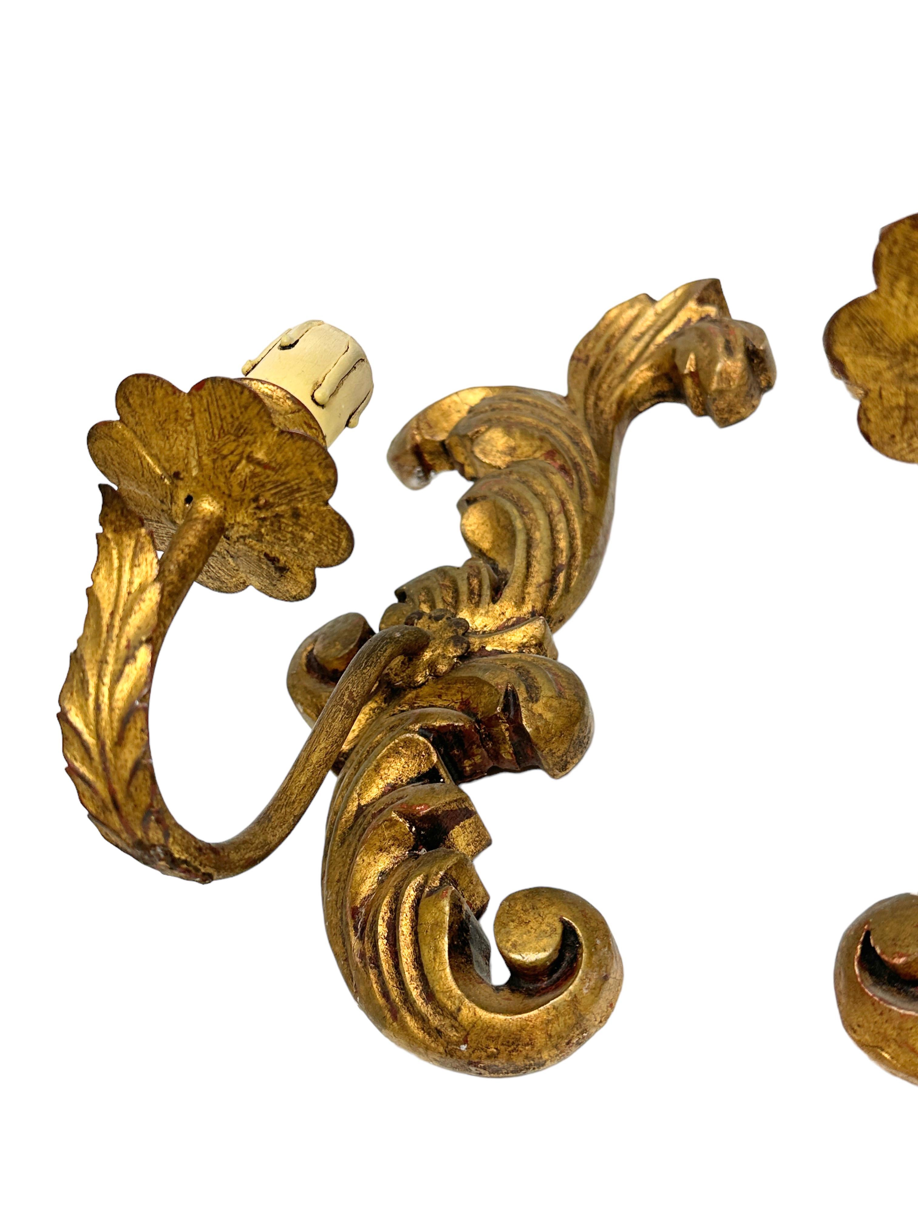 Superbe paire d'appliques de style Florentine en bois doré, Italie, années 1910 en vente 3