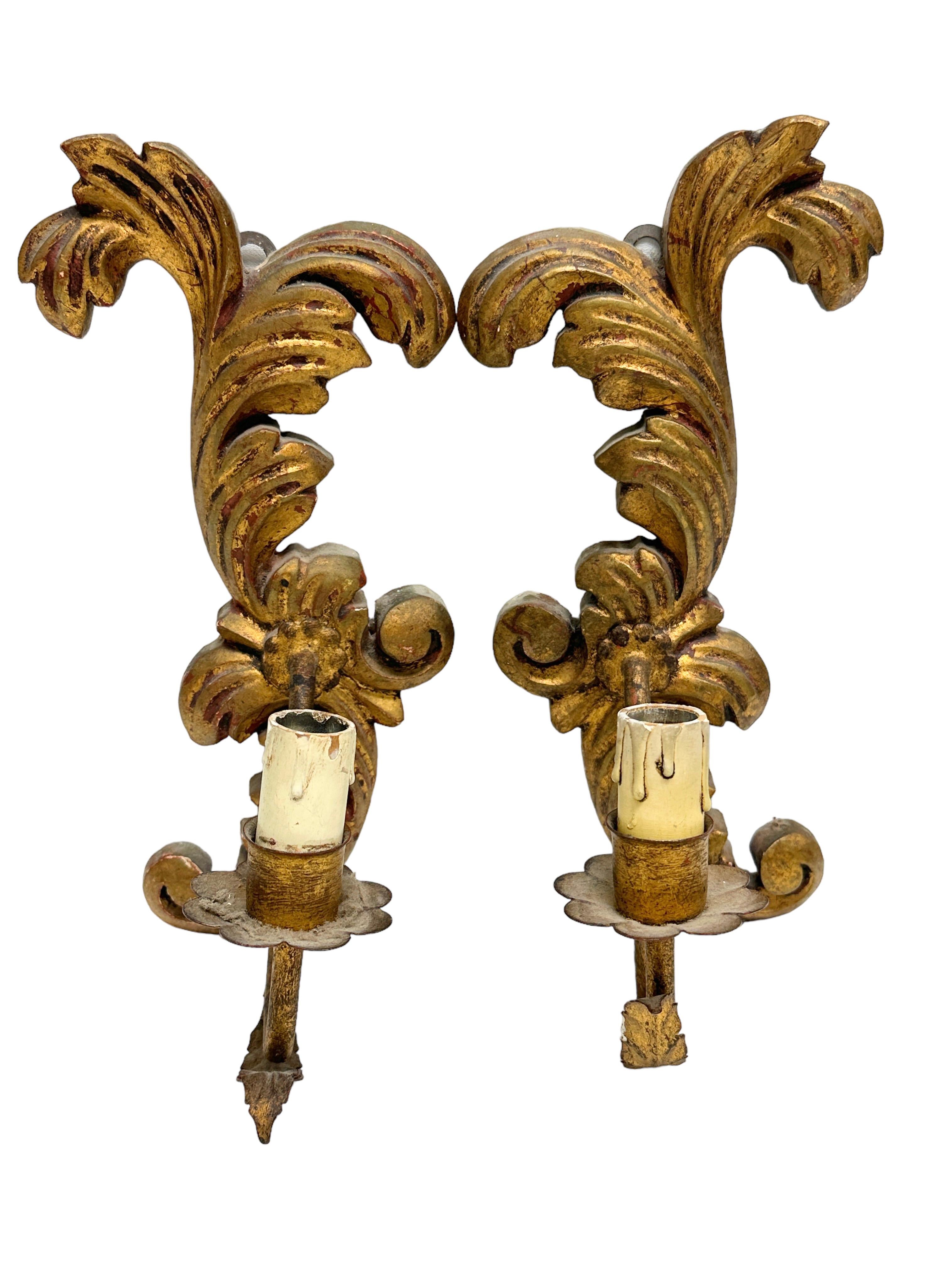 Italian Gorgeous Pair of Giltwood Tole Toleware Florentine Style Sconces, Italy, 1910s For Sale