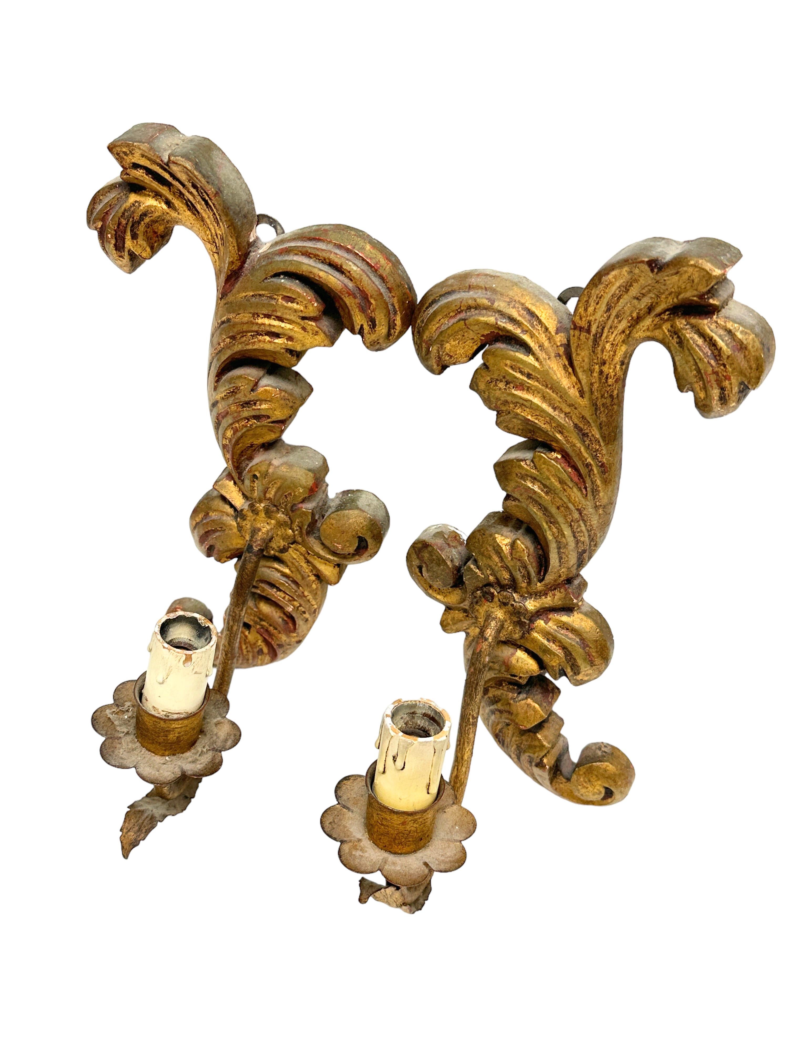 Doré Superbe paire d'appliques de style Florentine en bois doré, Italie, années 1910 en vente