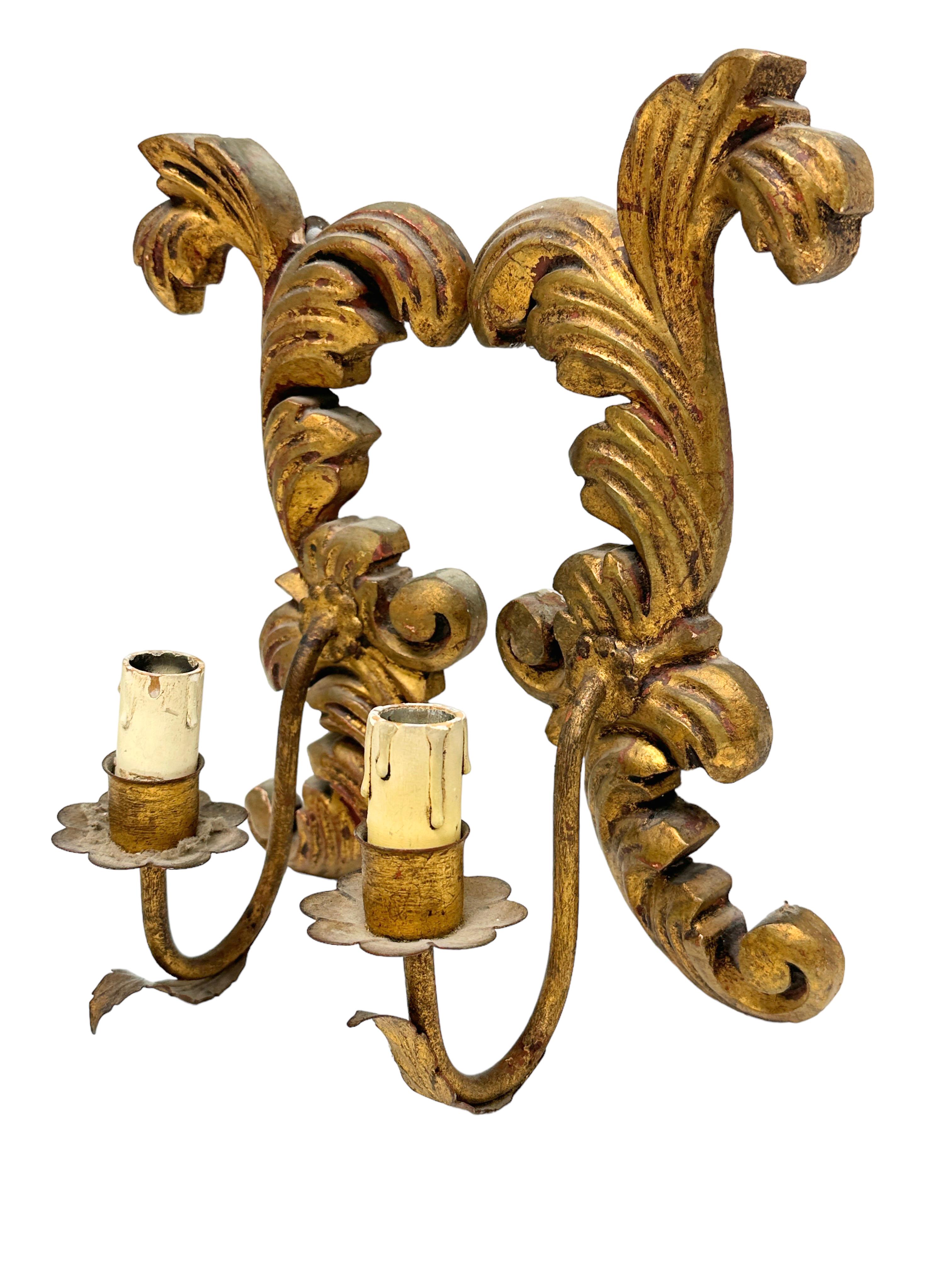Early 20th Century Gorgeous Pair of Giltwood Tole Toleware Florentine Style Sconces, Italy, 1910s For Sale