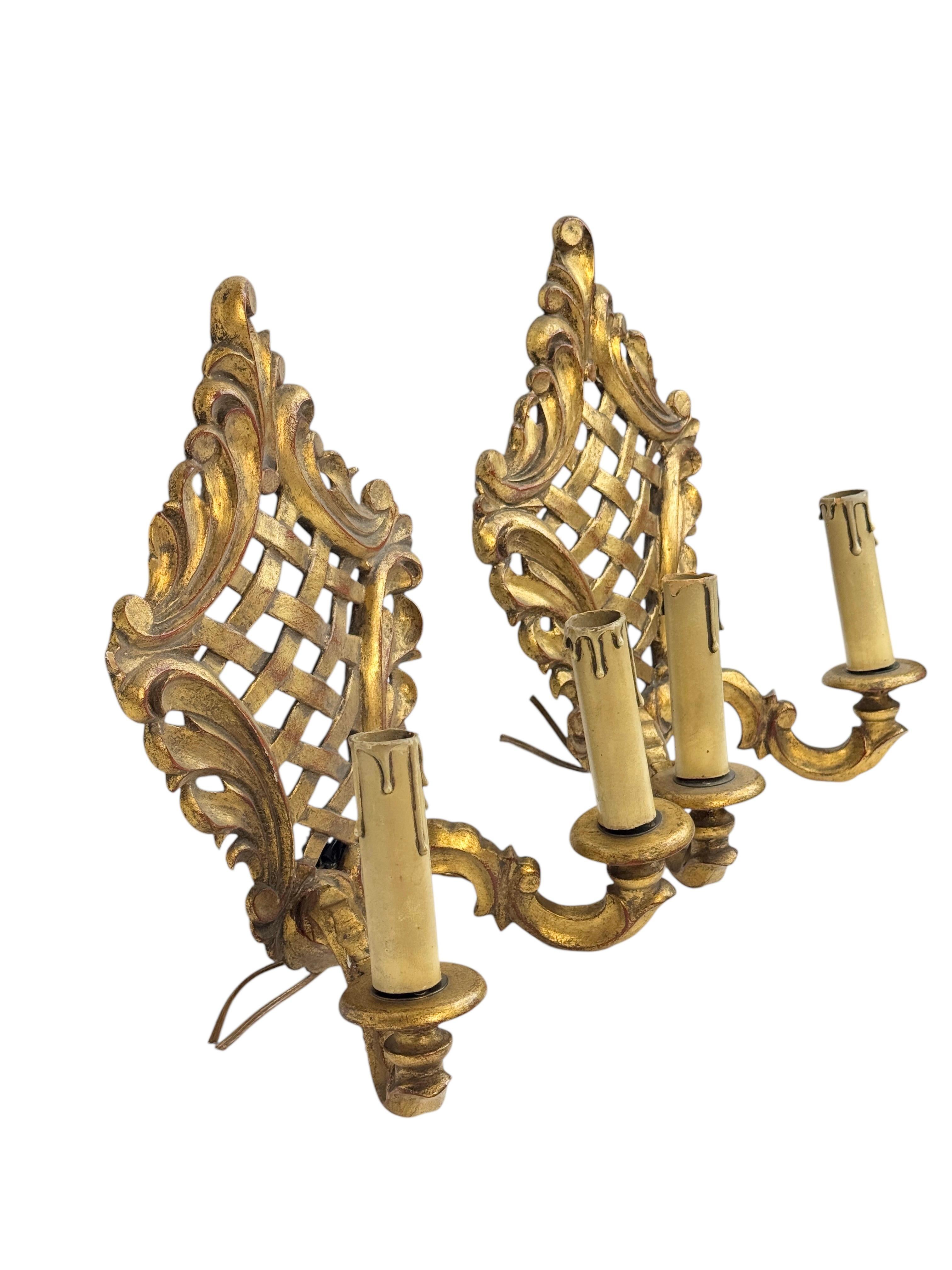 Early 20th Century Gorgeous Pair of Gilt wood Tole Toleware Florentine Style Sconces, Italy, 1910s For Sale