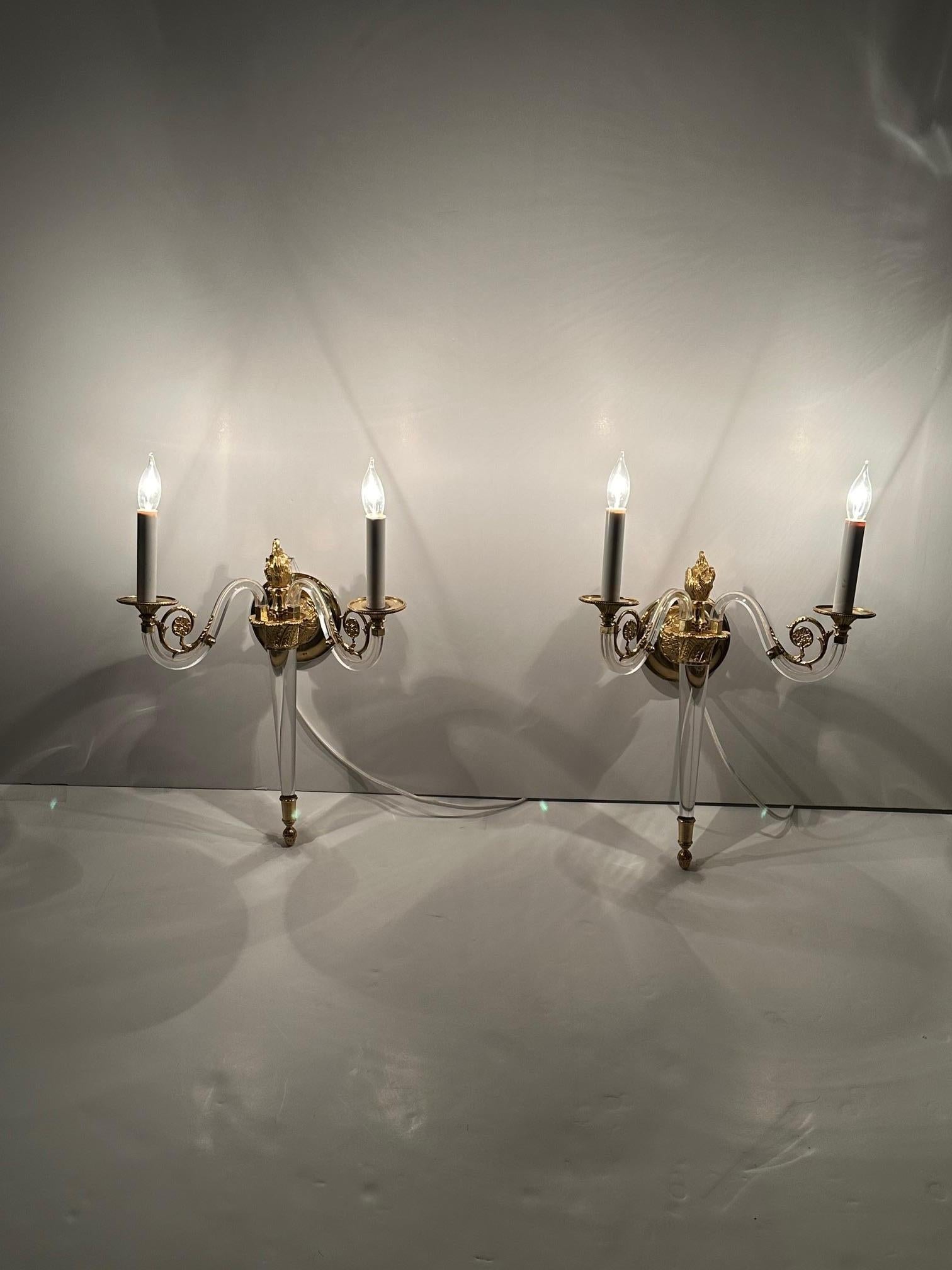 Gorgeous Pair of Hollywood Regency Lucite & Brass Sconces In Good Condition For Sale In Hopewell, NJ