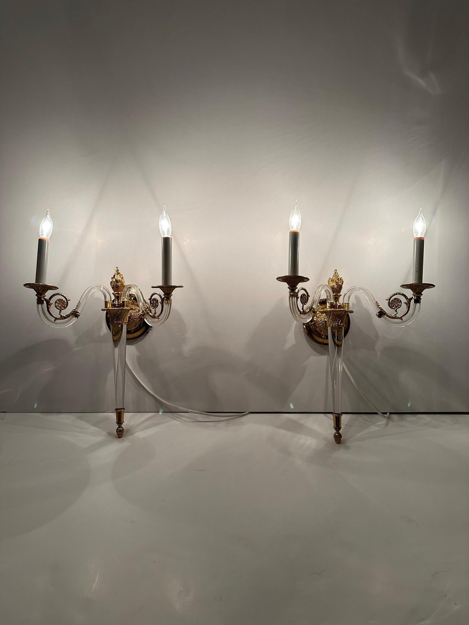 Gorgeous Pair of Hollywood Regency Lucite & Brass Sconces For Sale 3