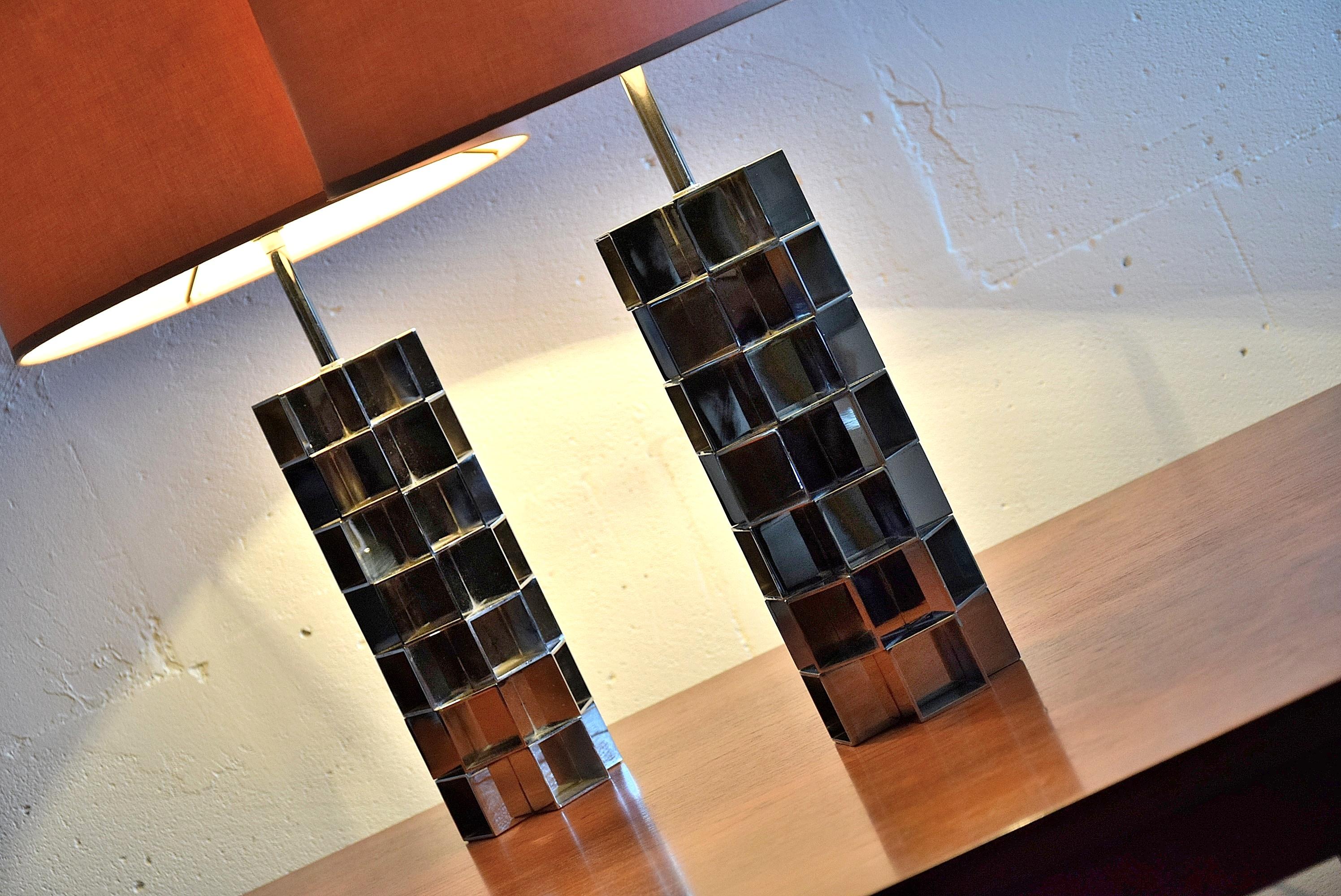 Hollywood Regency Pierre Cardin Stil Paar 1970er Jahre stilvolle Chrom Tischlampen. Der Sockel/Chrom beider Lampen ist in ausgezeichnetem Zustand. Die Schirme haben einige kleine Flecken. Die Maße der Schirme sind H 32,5 x T 31,5 cm. Die Maße der