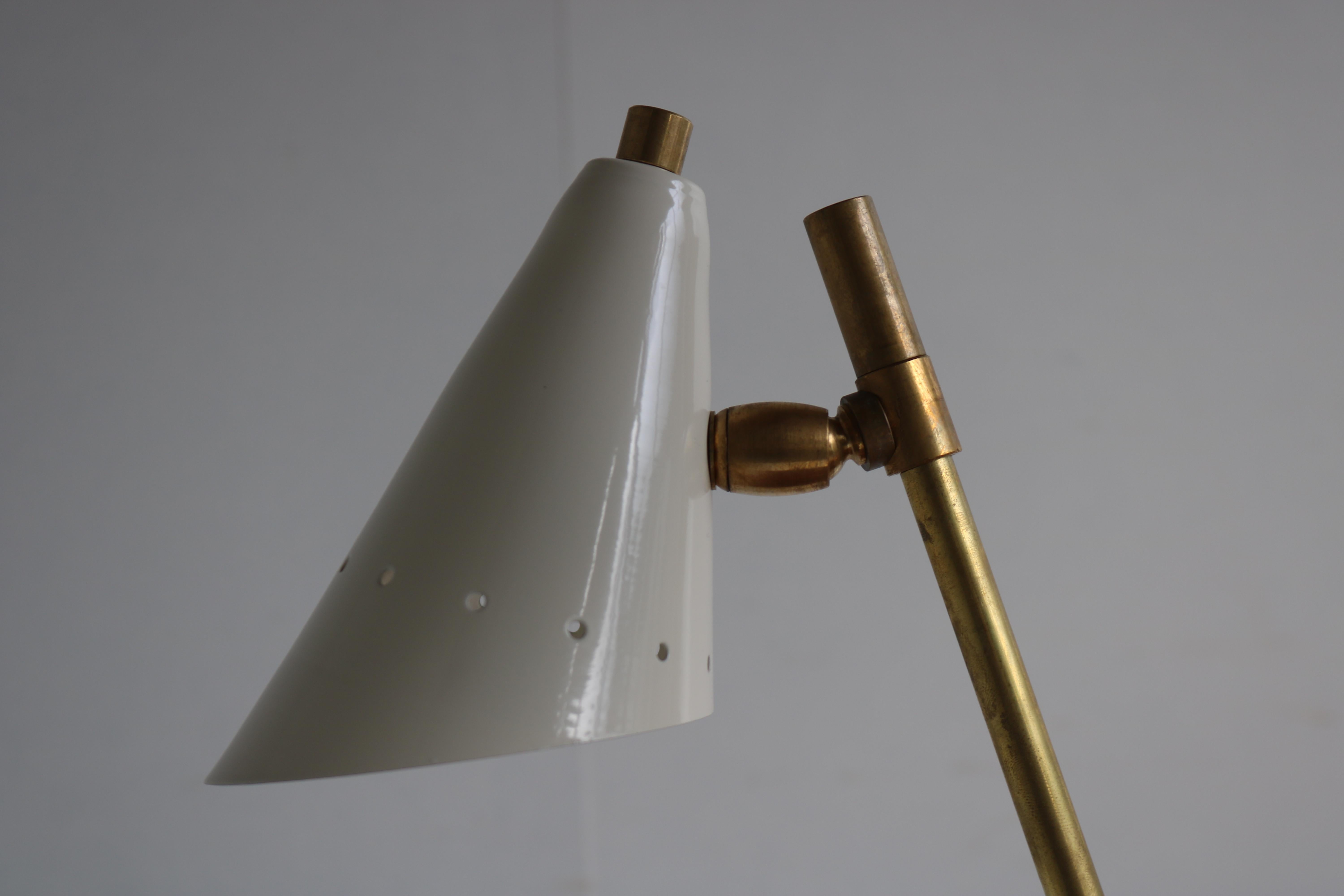 Mid-20th Century Gorgeous Pair of Italian Design Table Lamps in Minimalist Stilnovo Style Brass