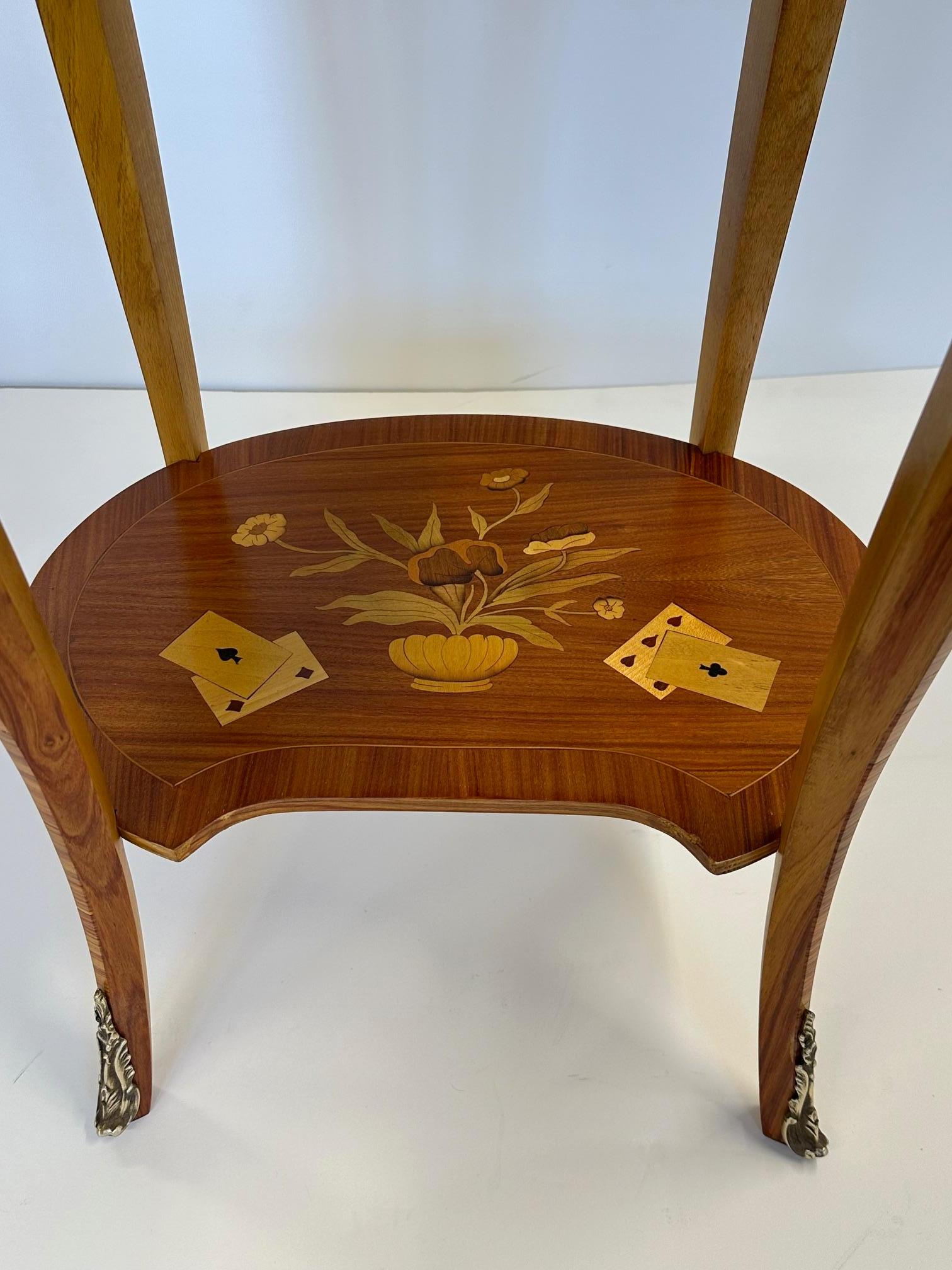 Magnifique paire de tables de nuit incrustées de bois mélangé avec décoration de cartes à jouer en vente 5