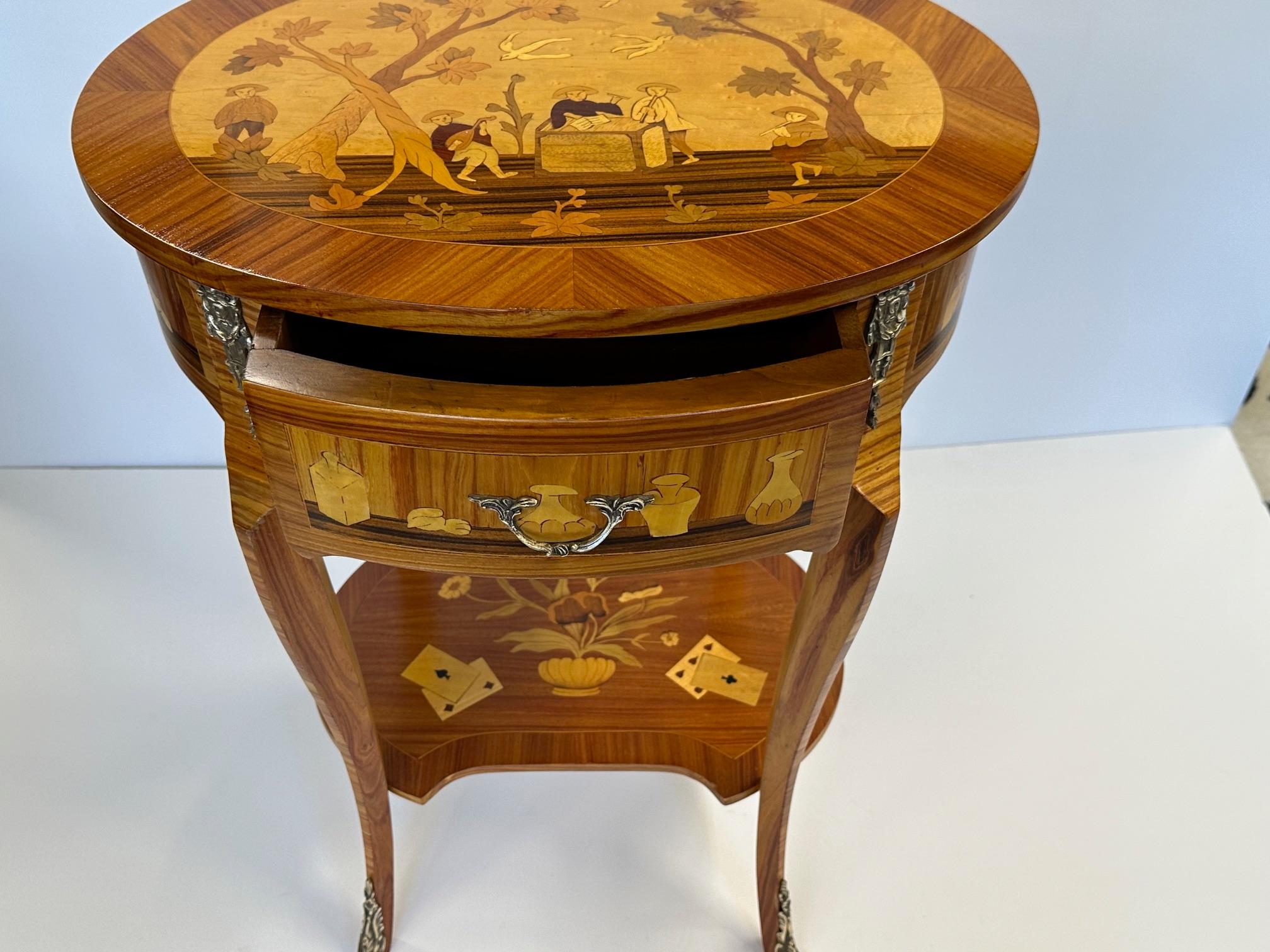 Milieu du XXe siècle Magnifique paire de tables de nuit incrustées de bois mélangé avec décoration de cartes à jouer en vente