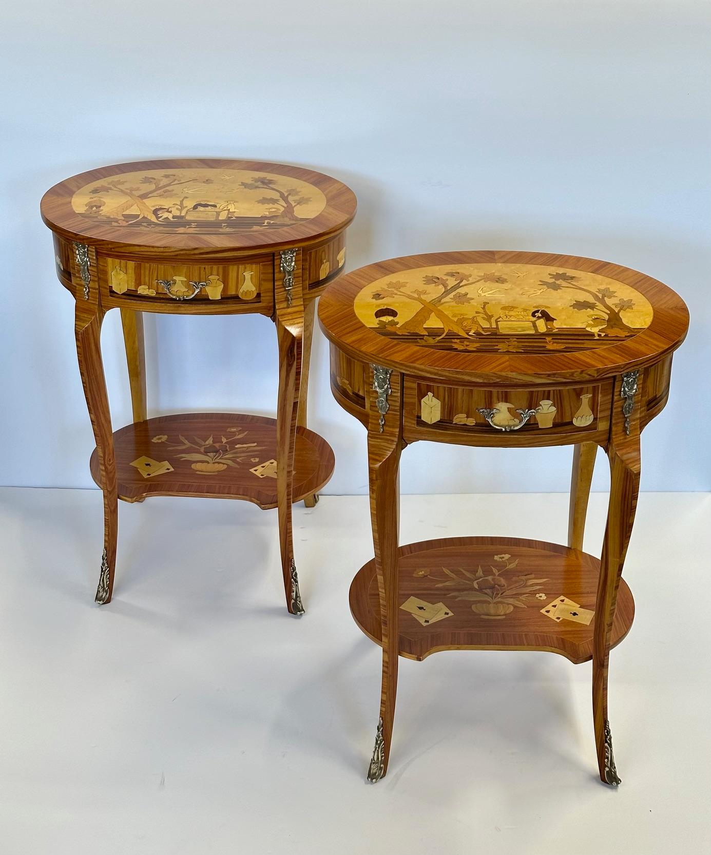 Acajou Magnifique paire de tables de nuit incrustées de bois mélangé avec décoration de cartes à jouer en vente