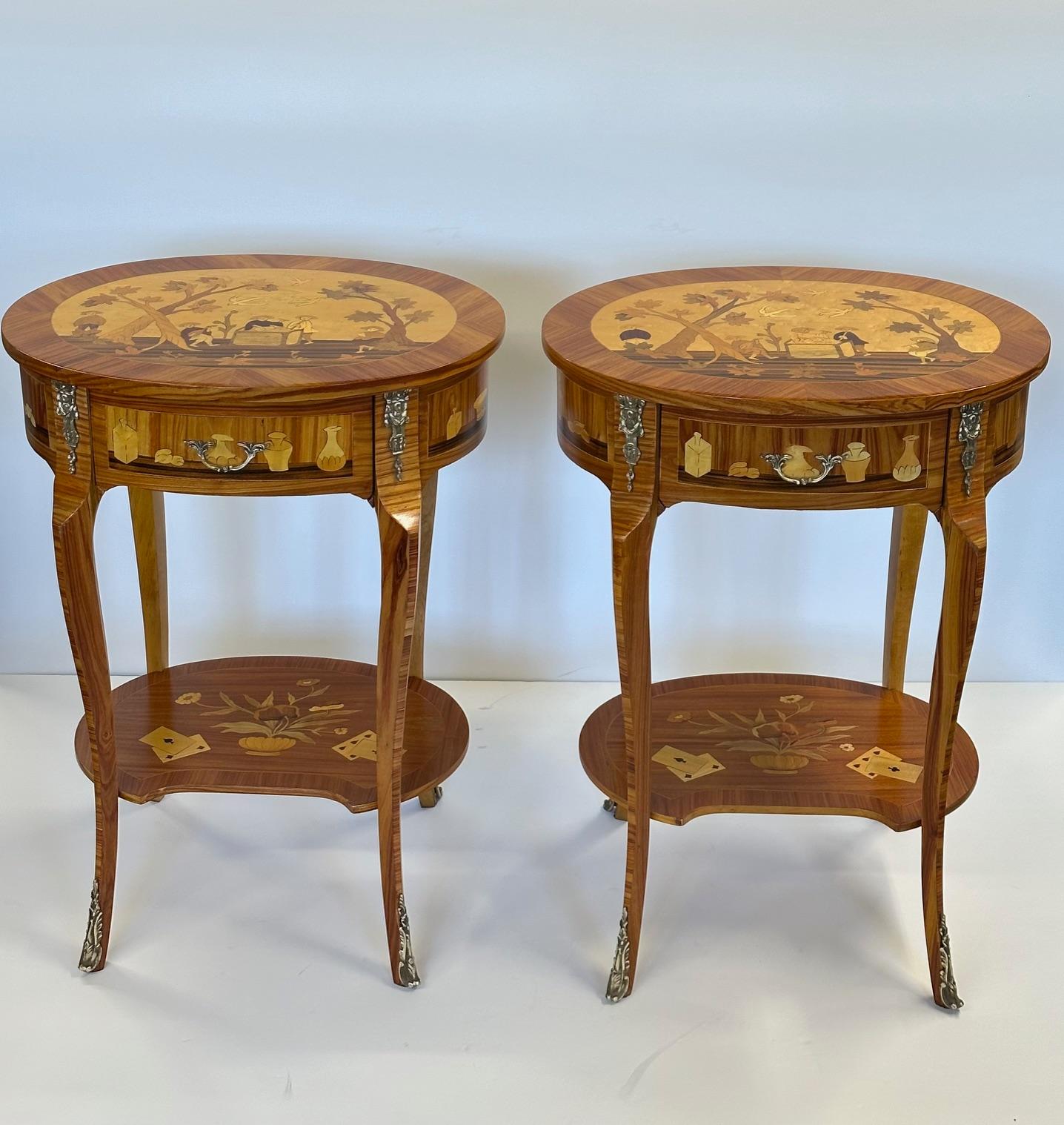 Magnifique paire de tables de nuit incrustées de bois mélangé avec décoration de cartes à jouer en vente 1