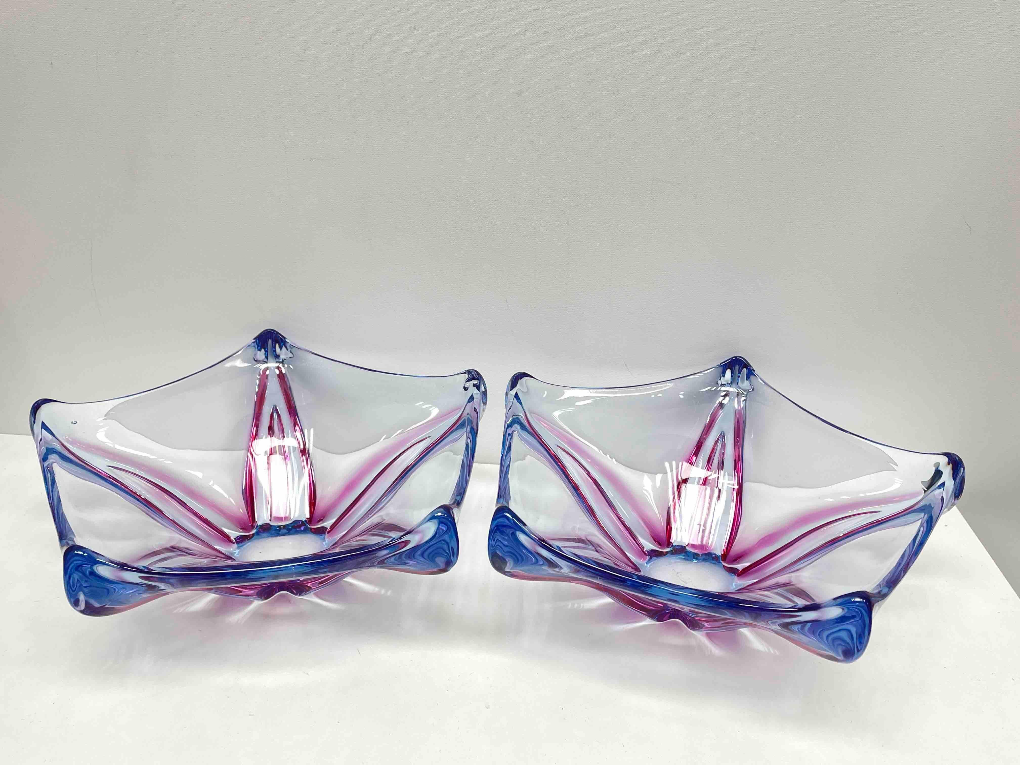 An amazing Venetian Murano glass bowl set off two in a nice blue, purple and clear color. A highly decorative piece of art useful as centre piece or catchall, candy bowl or fruit bowl, Italy, 1970s.