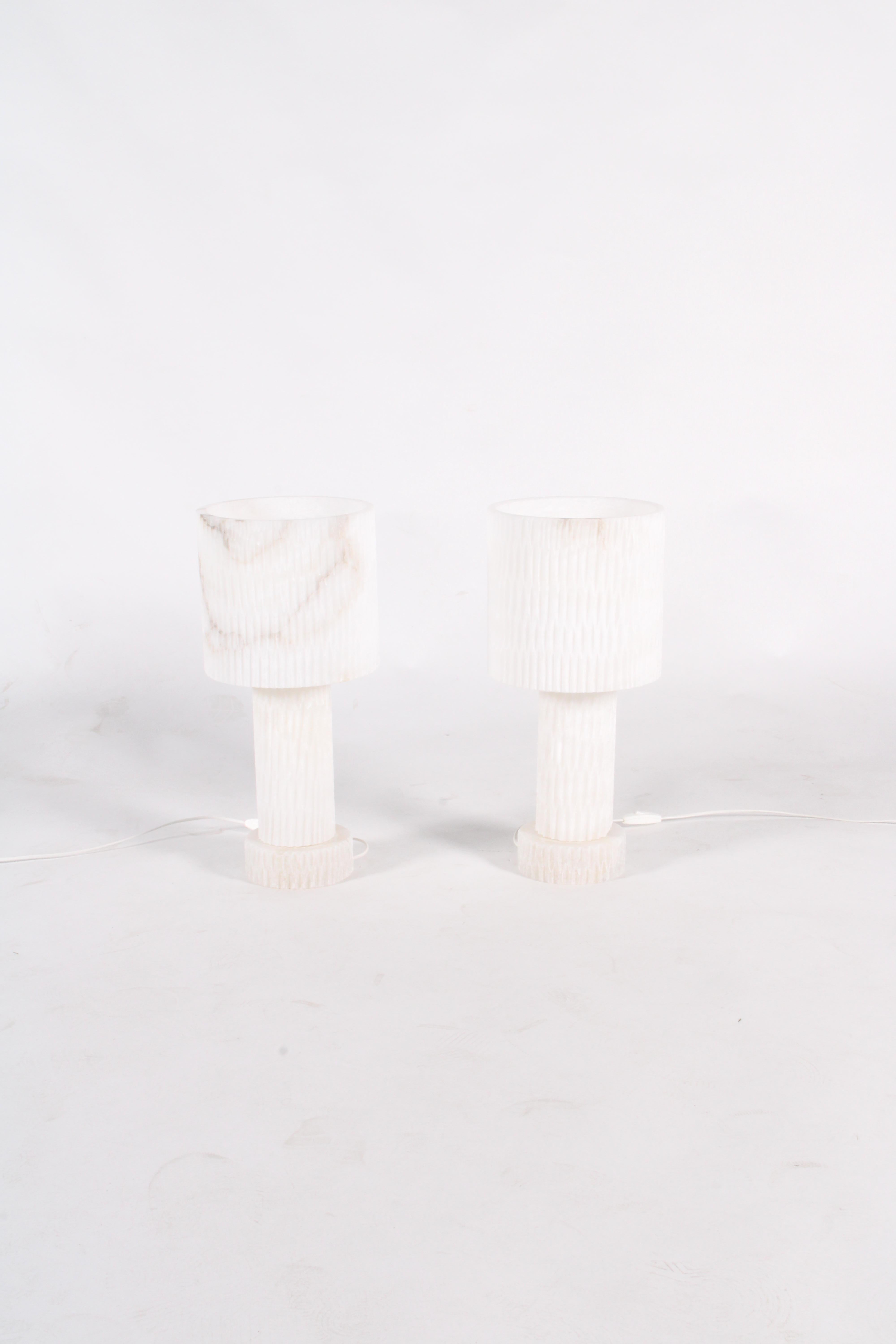 Une paire de lampes de table en albâtre vintage magnifiquement sculptées, fabriquées en Espagne dans les années 1970 et provenant directement de Barcelone. Chaque lampe est entièrement sculptée dans de l'albâtre massif, présentant une surface