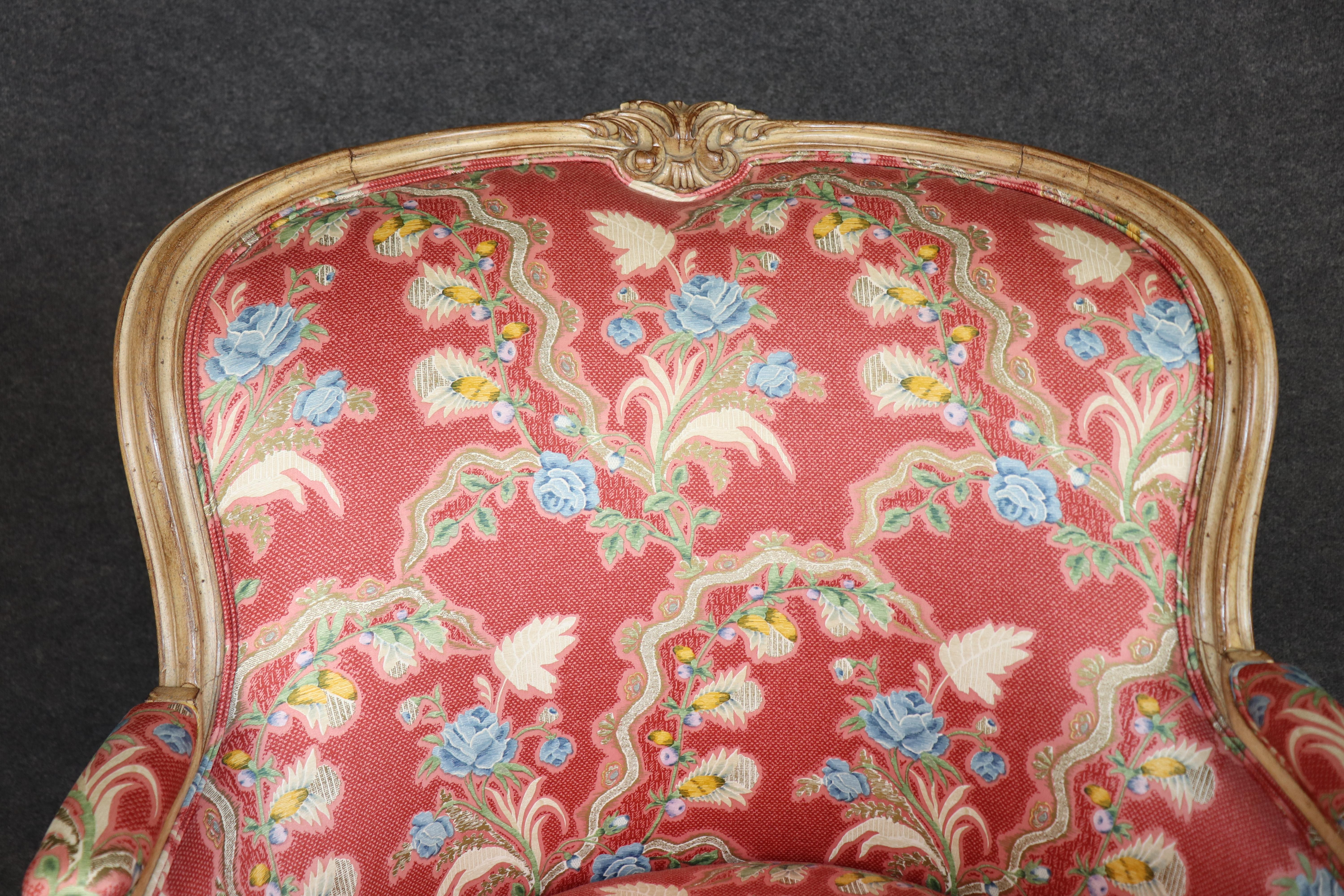 Splendida coppia di grandi sedie bergère francesi decorate a vernice in vendita 4