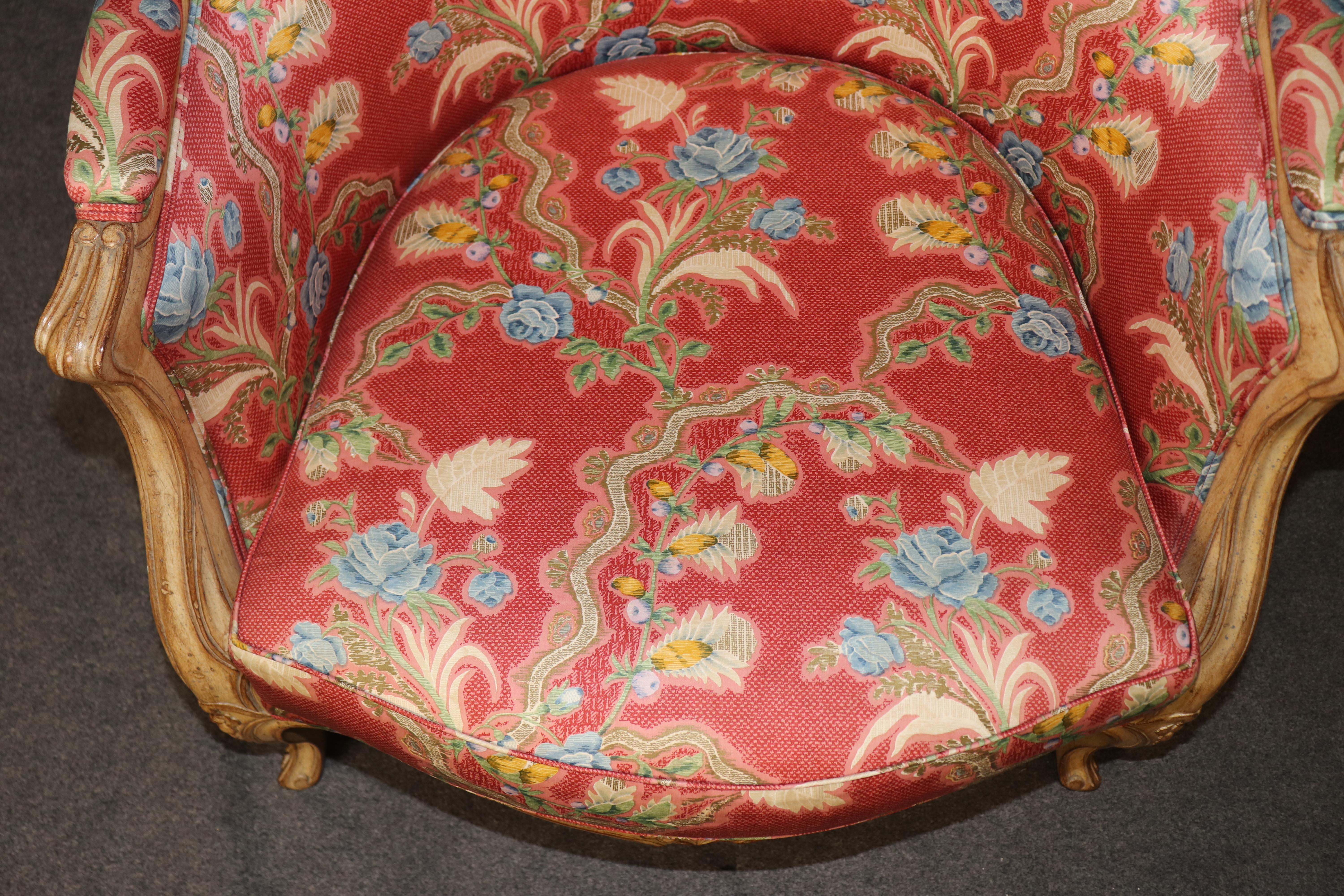 Splendida coppia di grandi sedie bergère francesi decorate a vernice in vendita 5