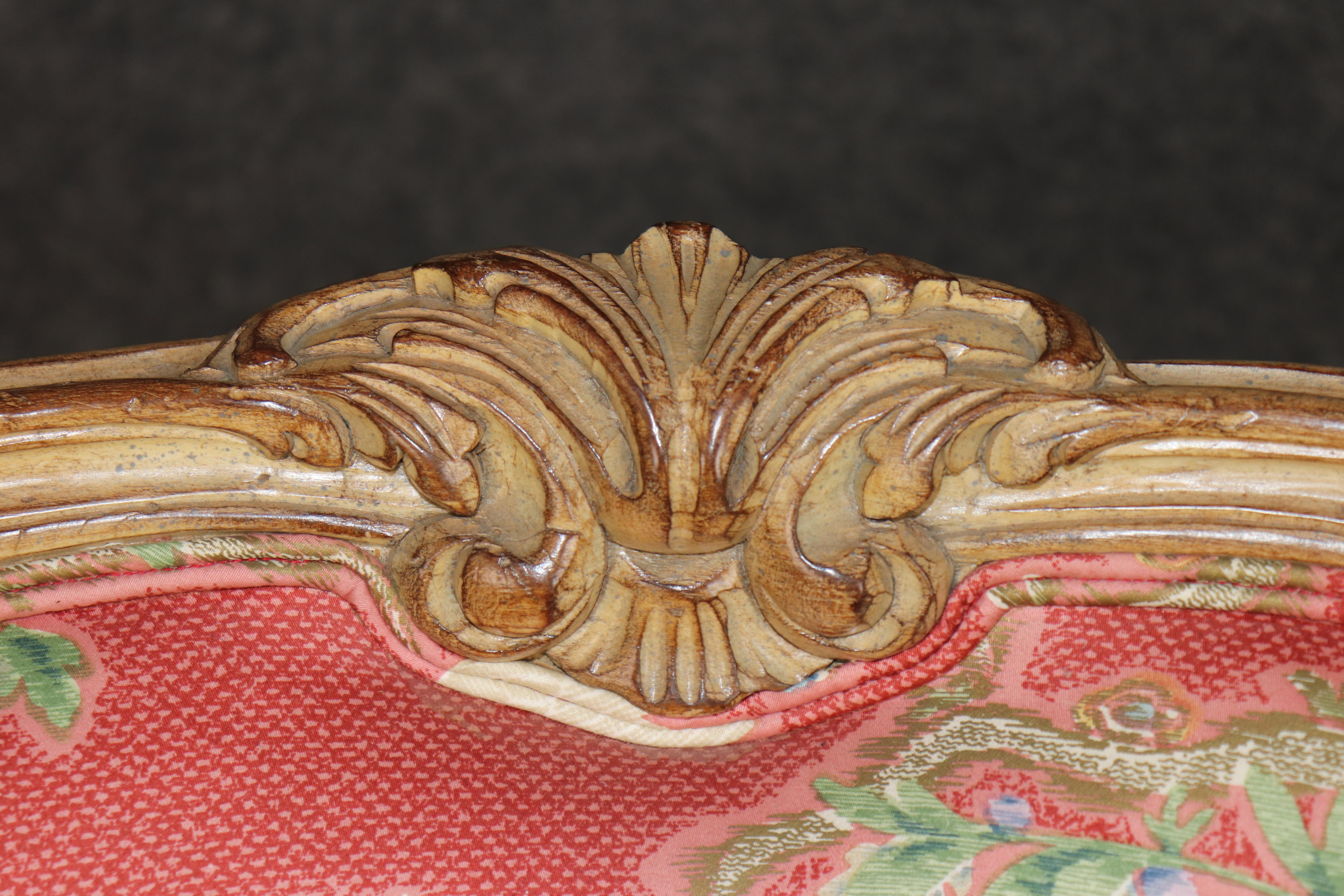 Splendida coppia di grandi sedie bergère francesi decorate a vernice in vendita 7