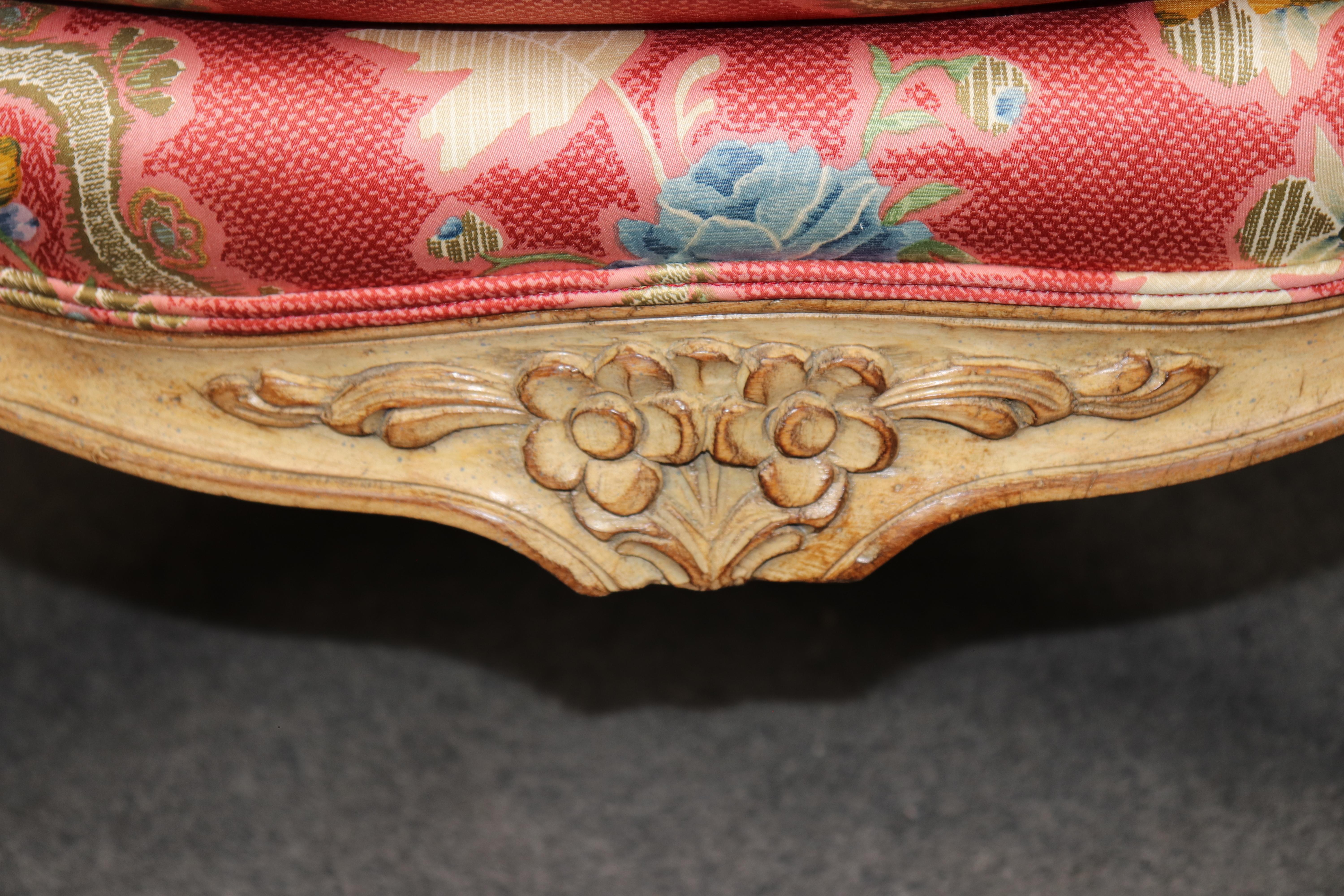 Splendida coppia di grandi sedie bergère francesi decorate a vernice in vendita 8