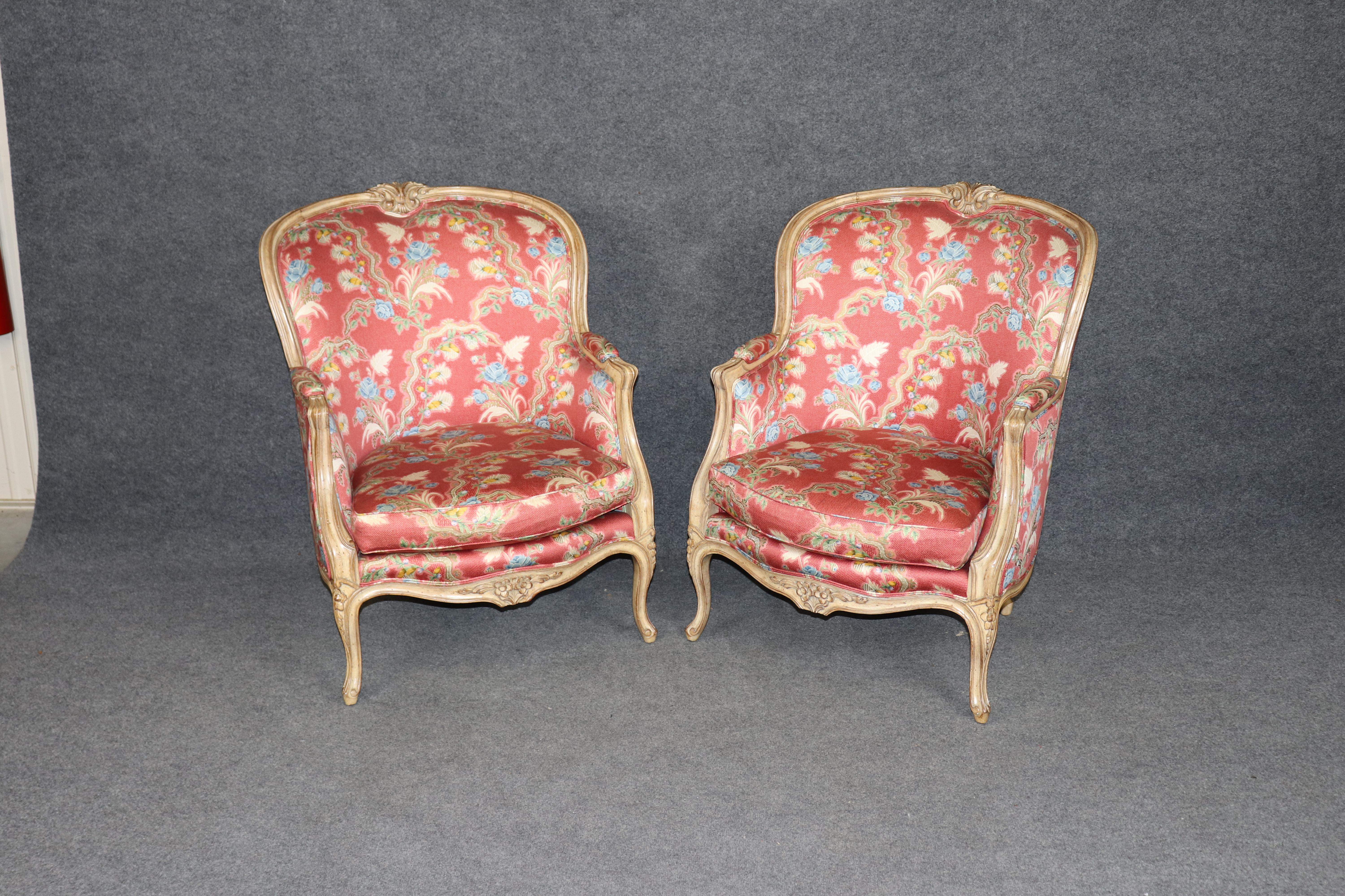Questa squisita coppia di poltrone bergère francesi Luigi XV cattura magnificamente la raffinatezza e il romanticismo del design del XVIII secolo. Sapientemente intagliata in faggio massiccio con una finitura verniciata antica, ogni sedia presenta