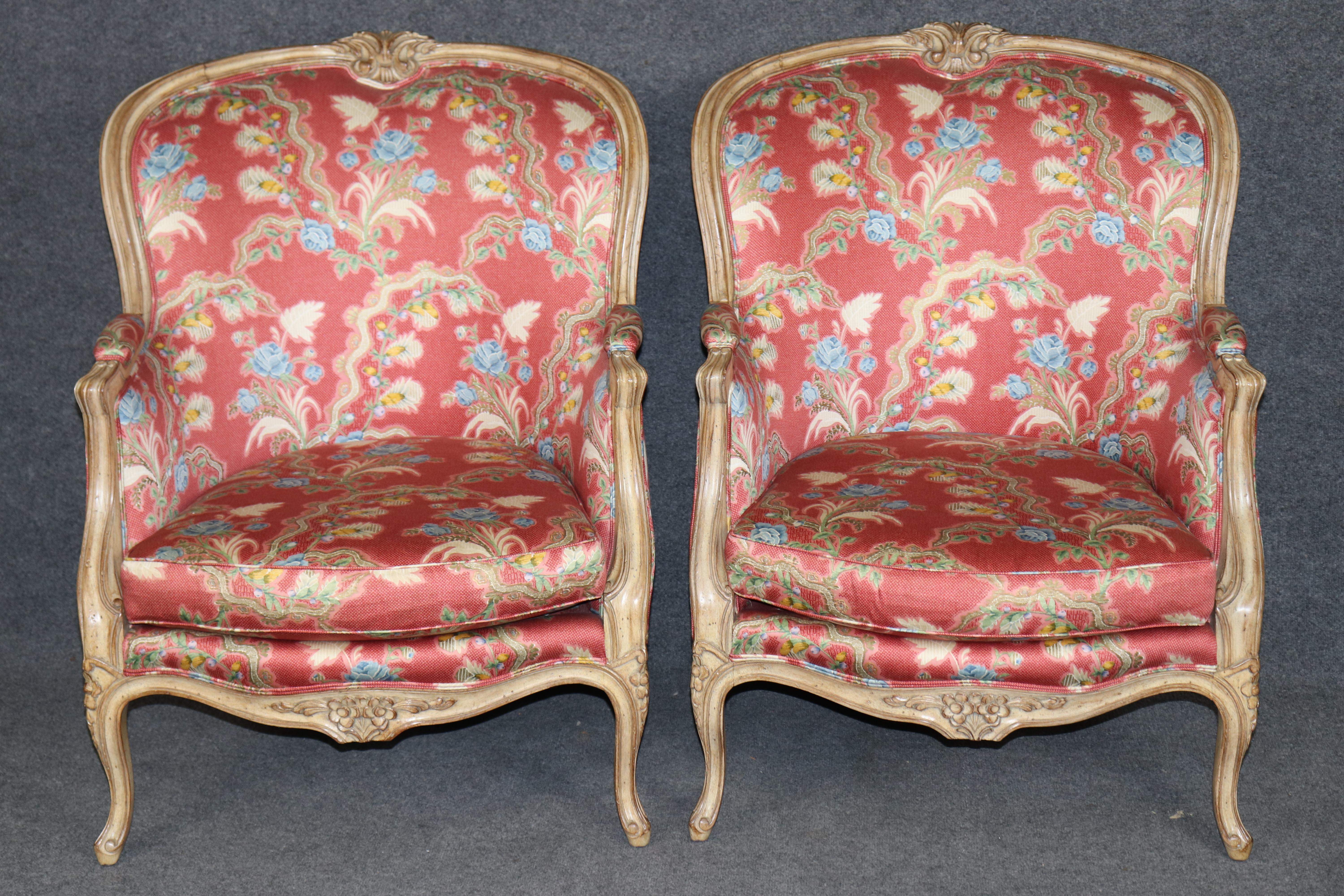 Luigi XV Splendida coppia di grandi sedie bergère francesi decorate a vernice in vendita
