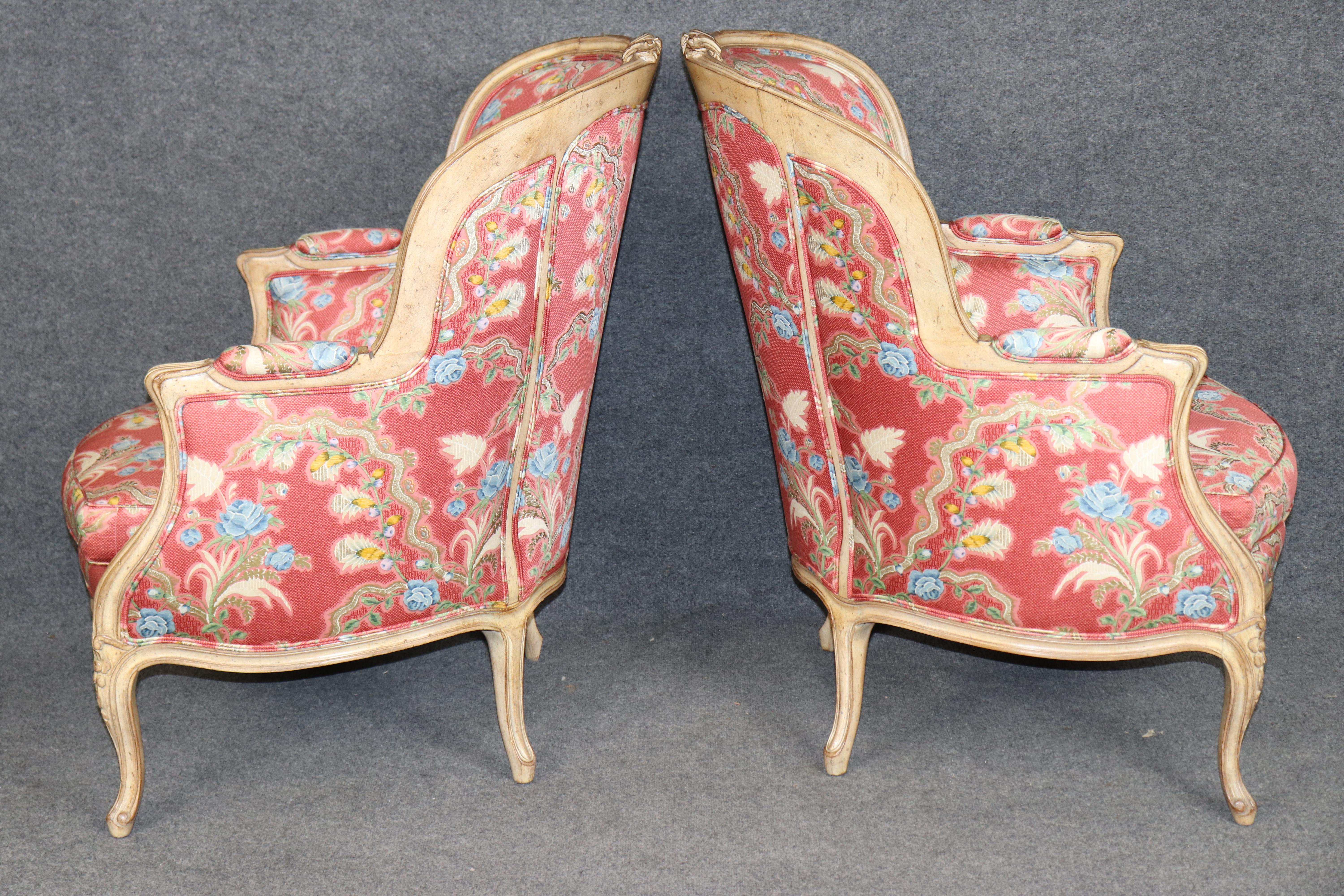 Splendida coppia di grandi sedie bergère francesi decorate a vernice In condizioni buone in vendita a Swedesboro, NJ