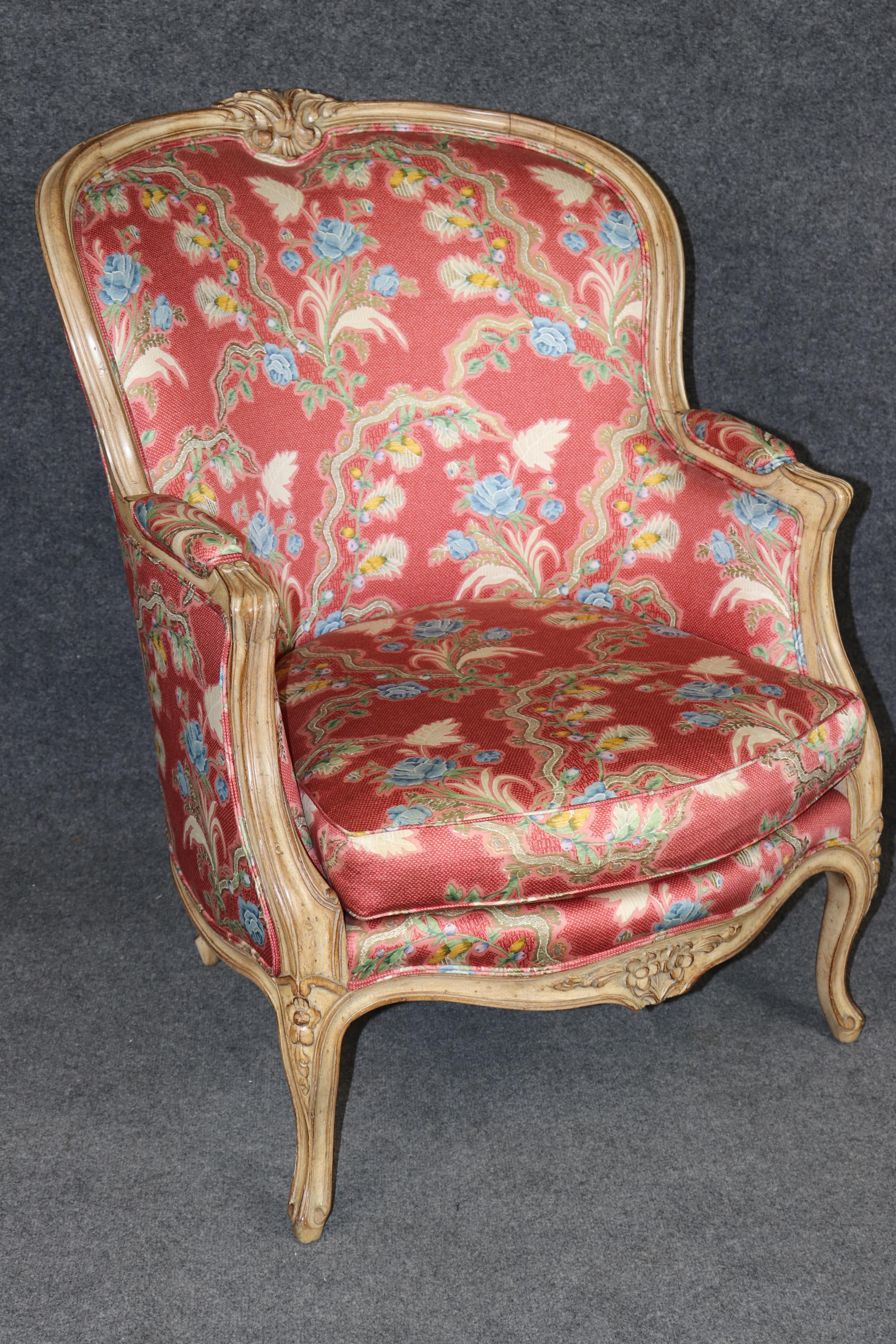 Splendida coppia di grandi sedie bergère francesi decorate a vernice in vendita 1