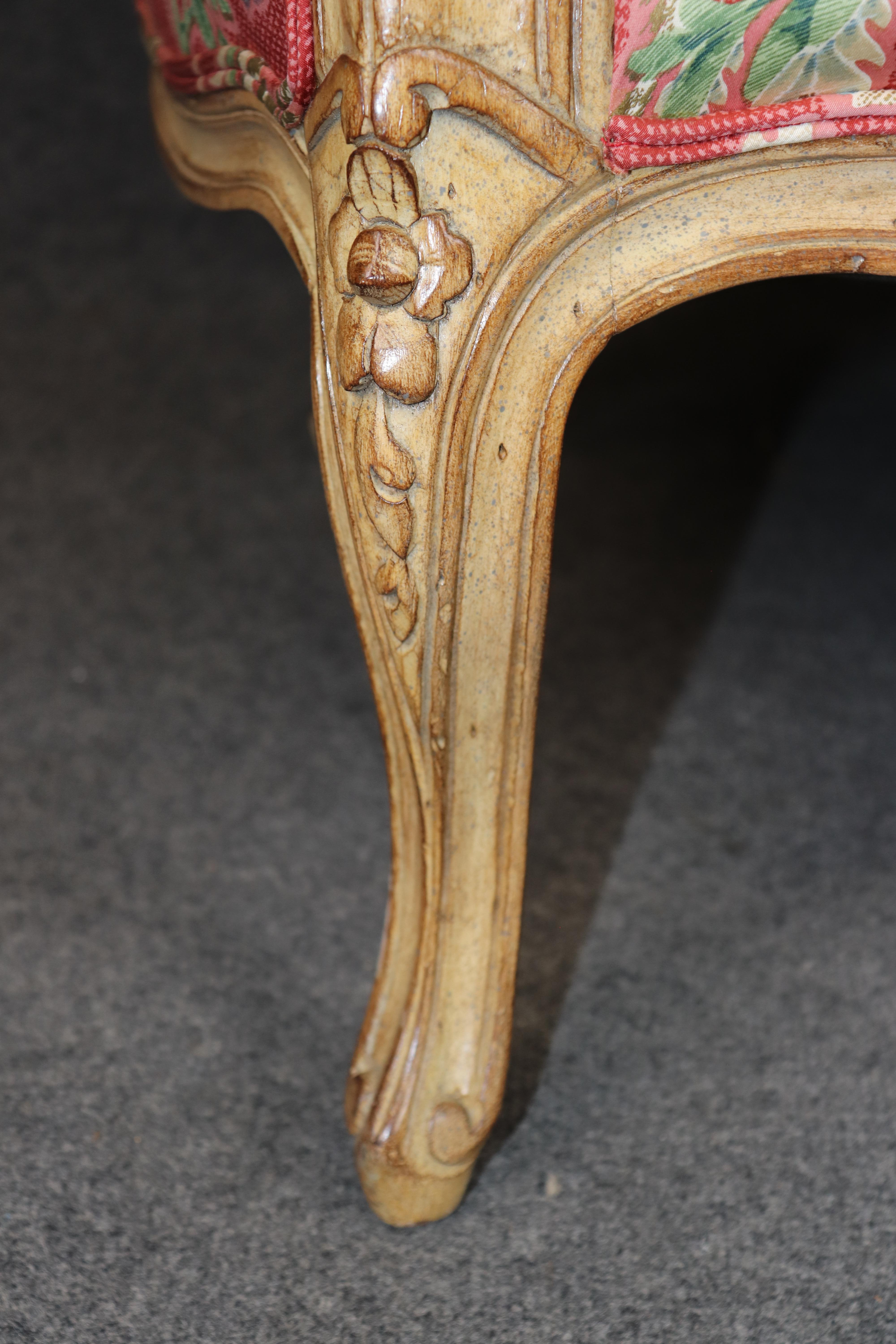 Splendida coppia di grandi sedie bergère francesi decorate a vernice in vendita 2