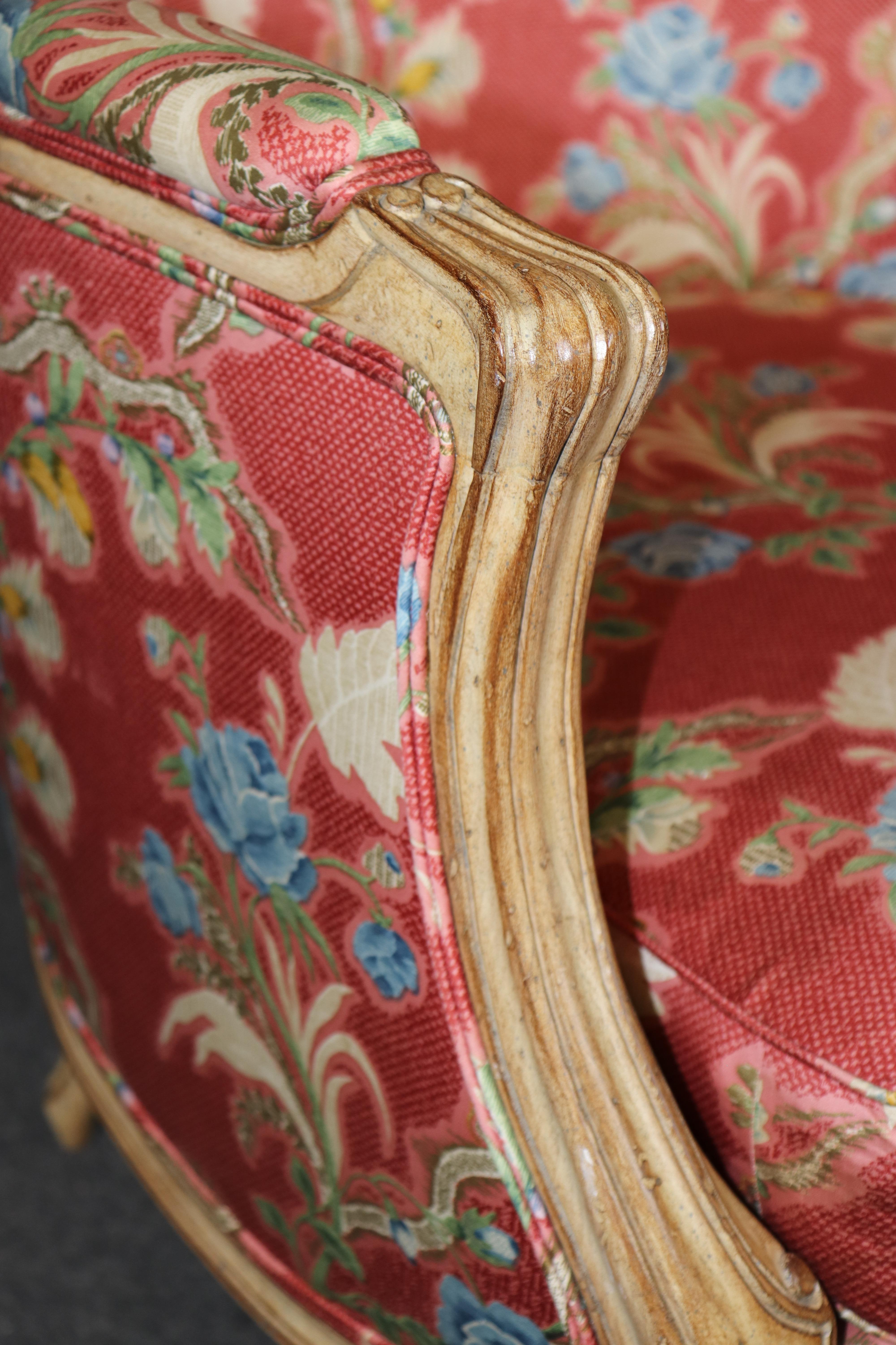 Splendida coppia di grandi sedie bergère francesi decorate a vernice in vendita 3