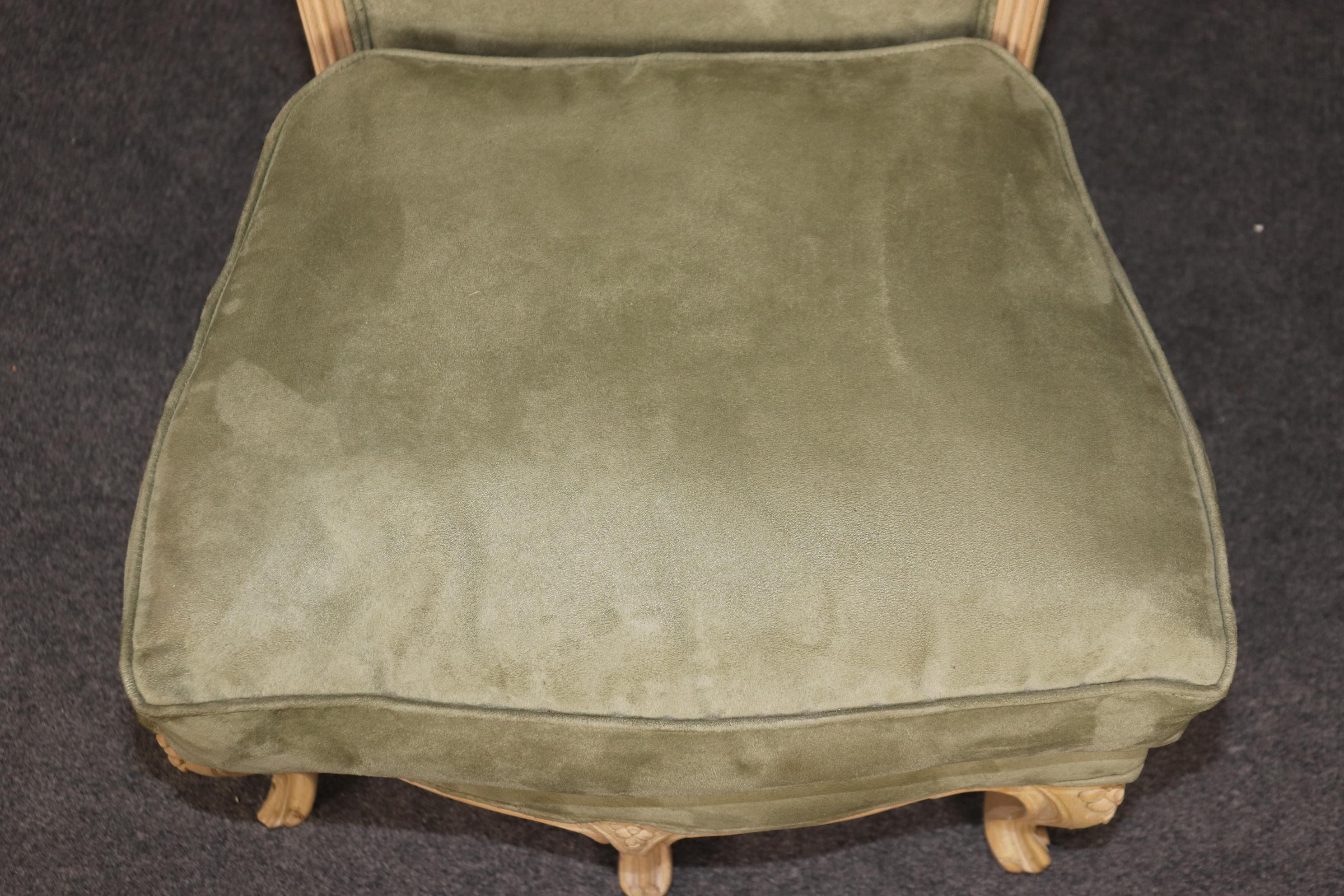 Rare paire de chaises d'appoint à 5 pieds en noyer chaulé de style Louis XV en vente 4