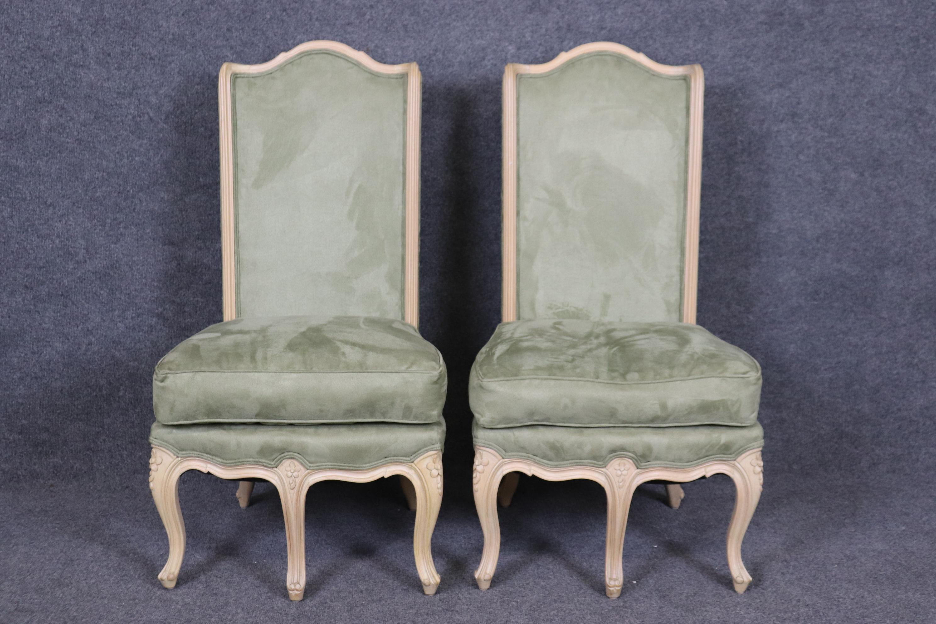 Dimensions : 38 de haut x 21 de large x 20 de profondeur, hauteur de l'assise : 17 pouces. Datant des années 1950, il est en bon état pour un ensemble de cet âge. La sellerie est récente et propre. 
