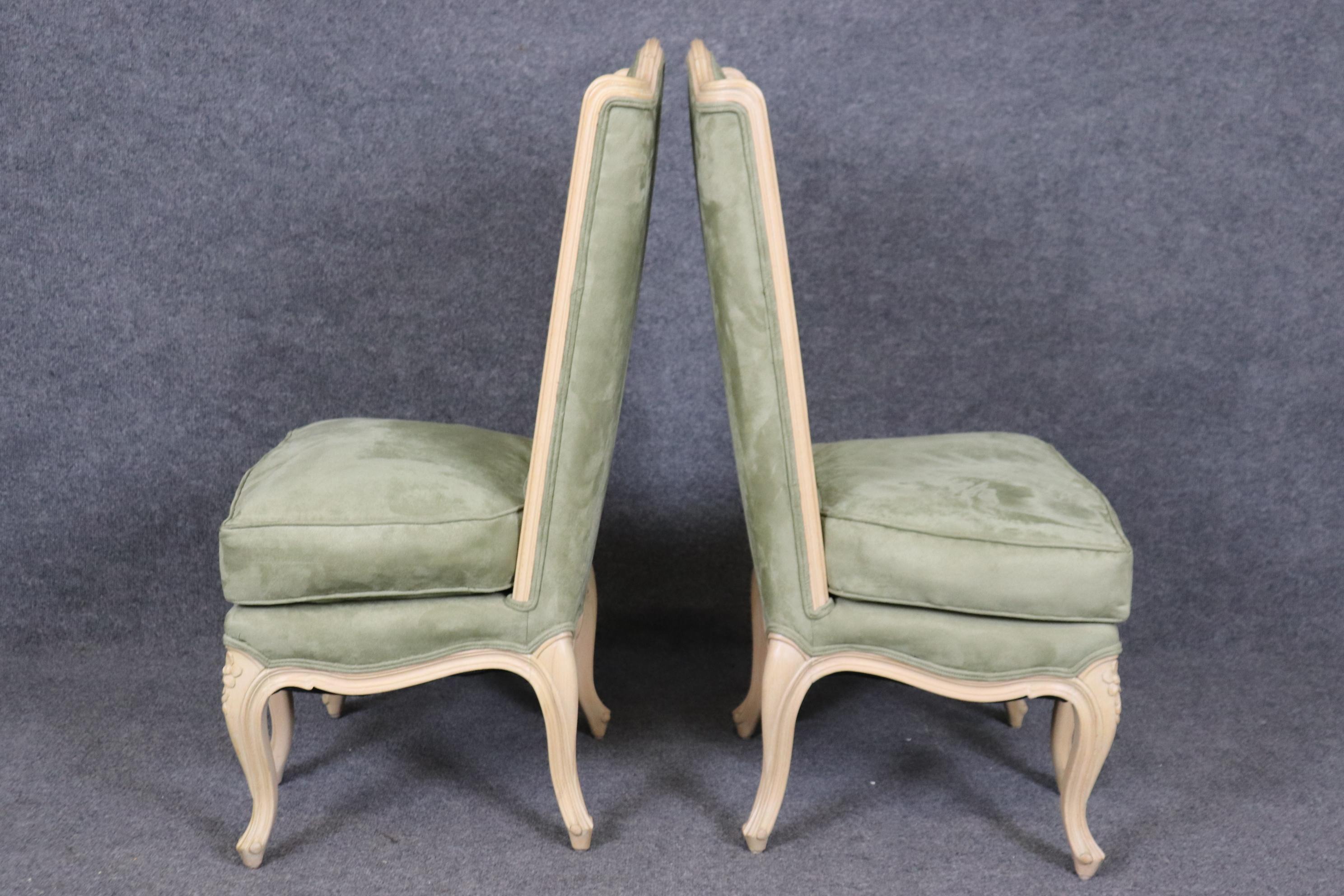 Français Rare paire de chaises d'appoint à 5 pieds en noyer chaulé de style Louis XV en vente