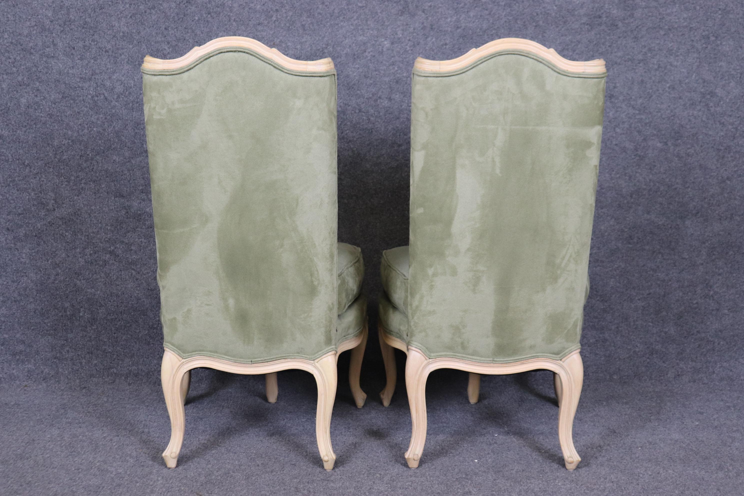 Rare paire de chaises d'appoint à 5 pieds en noyer chaulé de style Louis XV Bon état - En vente à Swedesboro, NJ