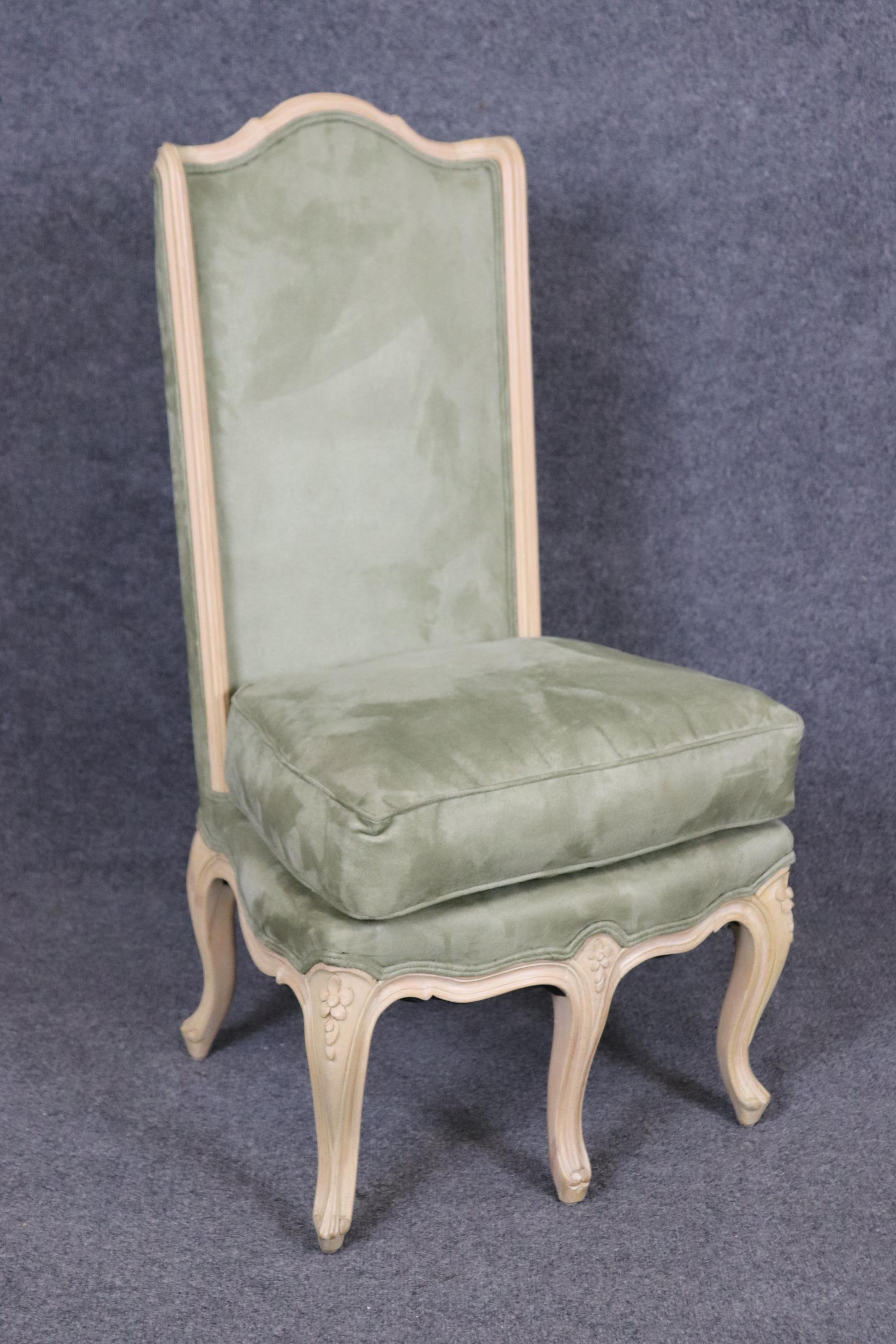 Noyer Rare paire de chaises d'appoint à 5 pieds en noyer chaulé de style Louis XV en vente