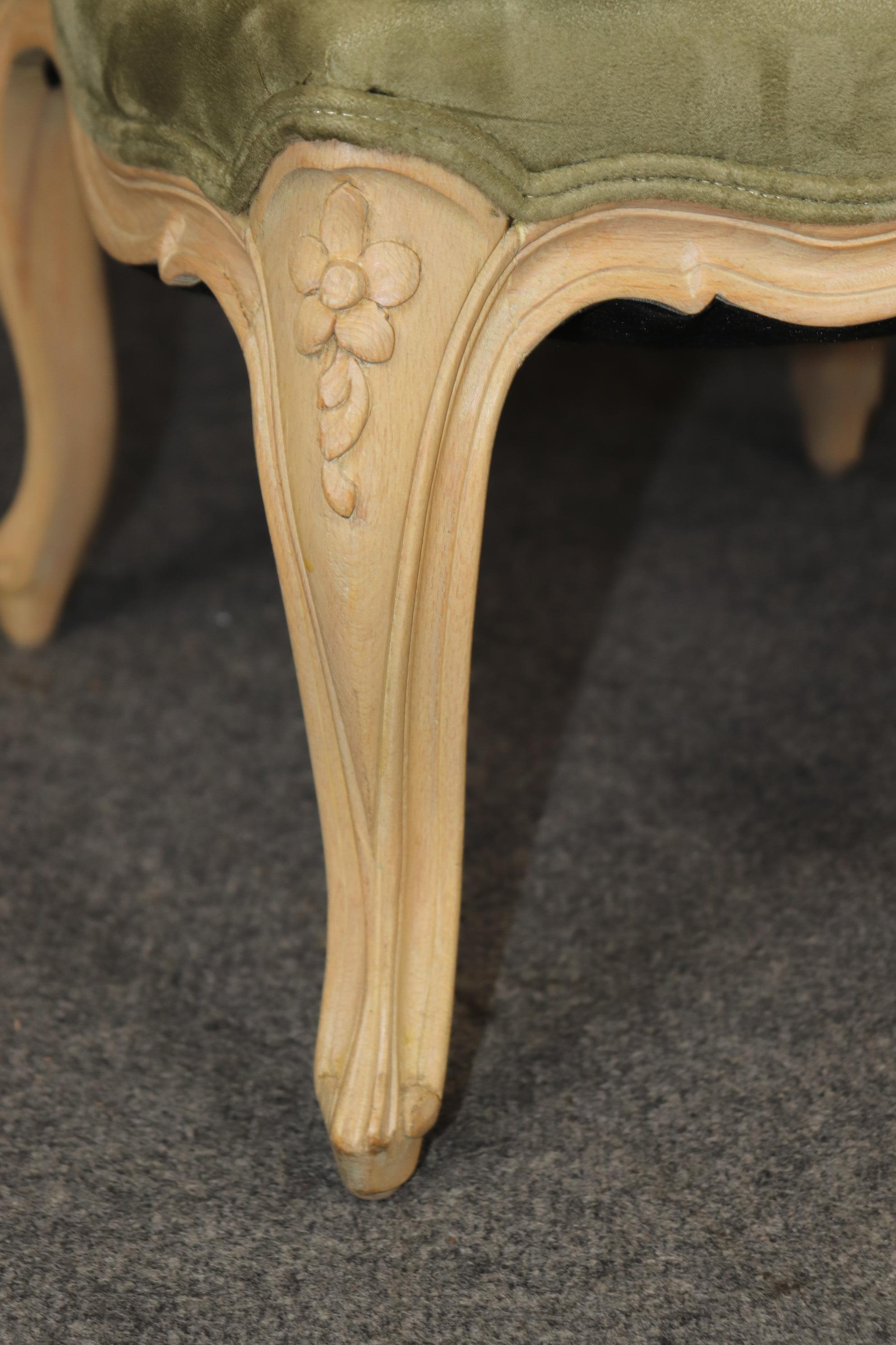 Rare paire de chaises d'appoint à 5 pieds en noyer chaulé de style Louis XV en vente 1