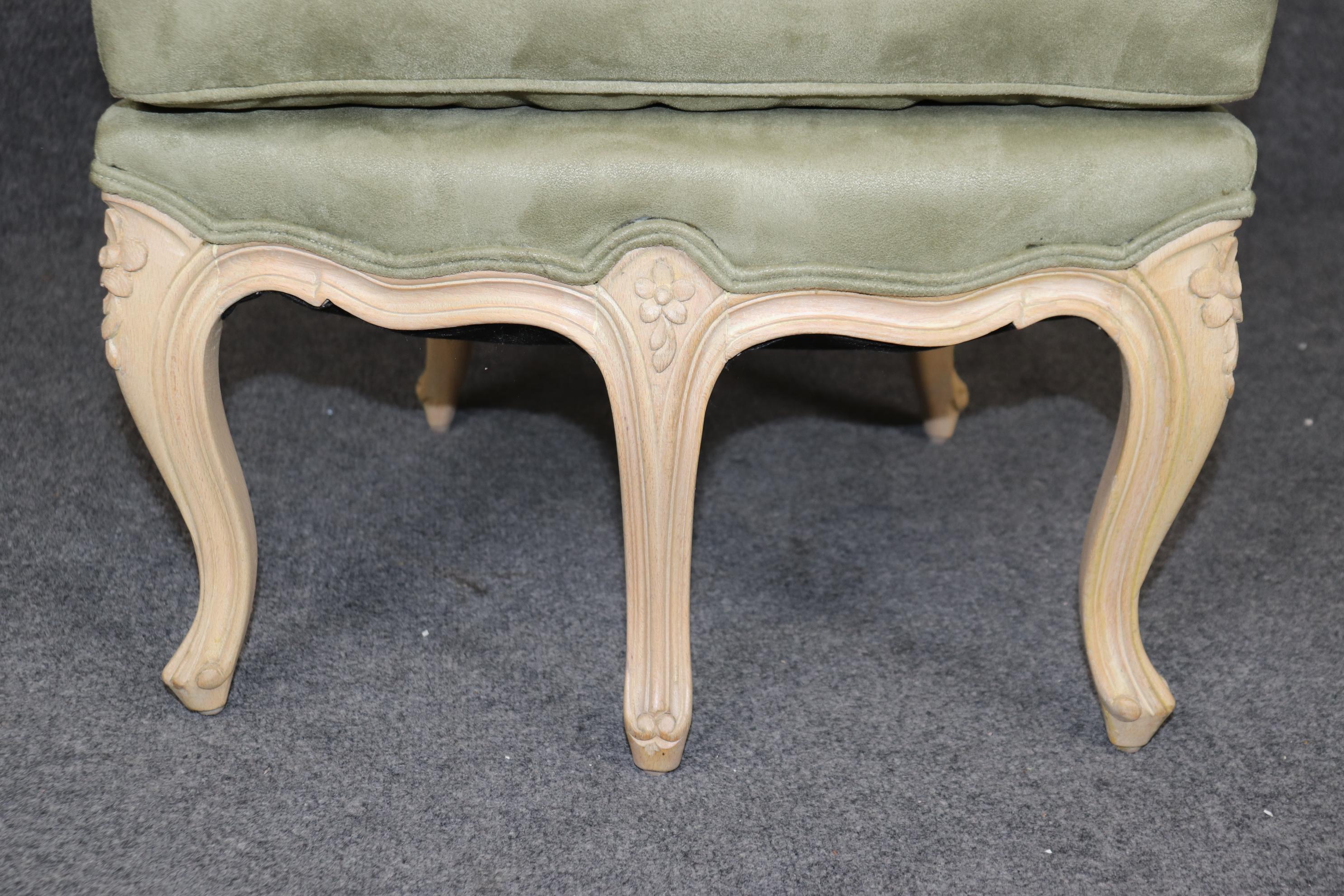 Rare paire de chaises d'appoint à 5 pieds en noyer chaulé de style Louis XV en vente 2
