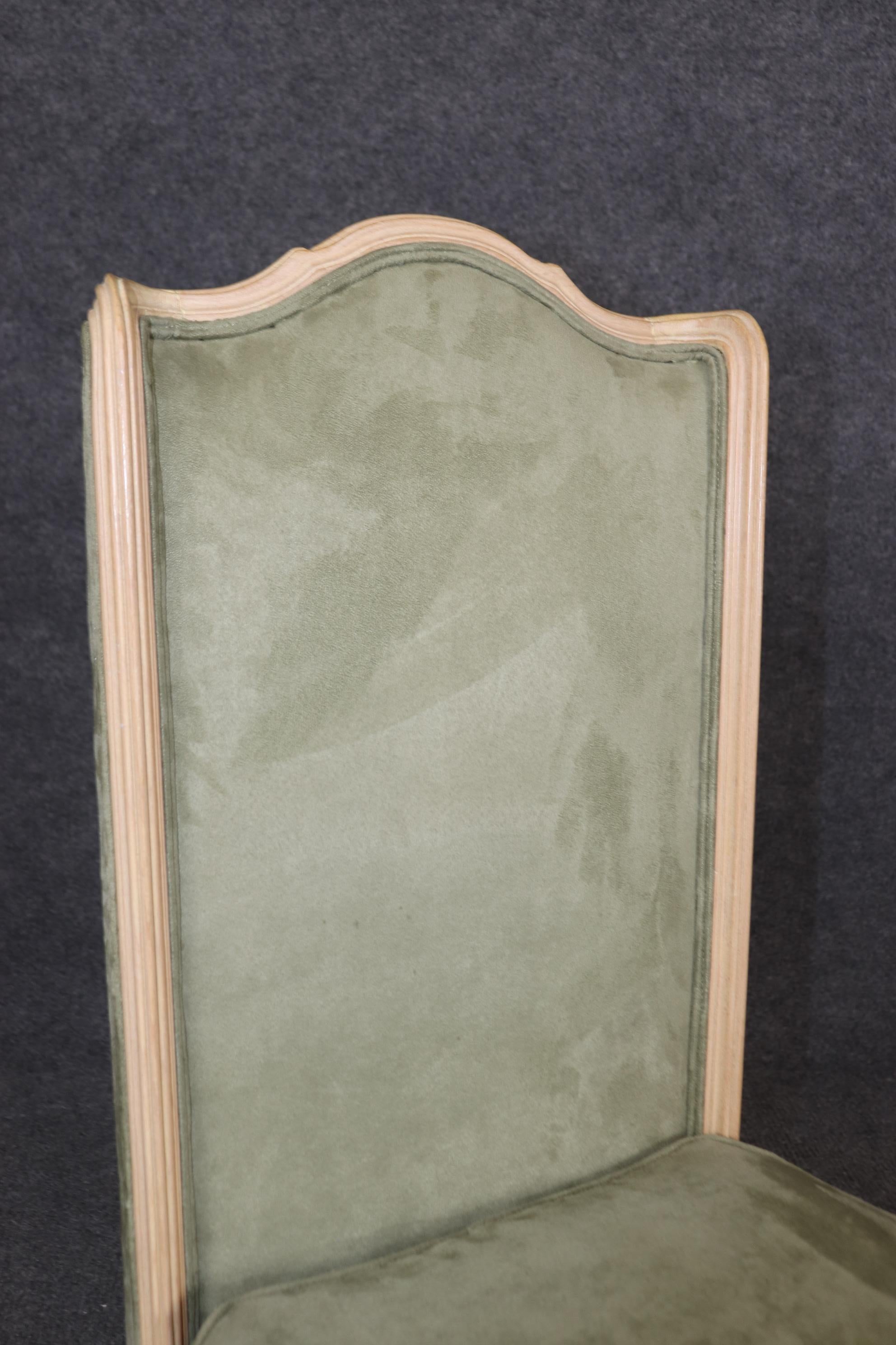 Rare paire de chaises d'appoint à 5 pieds en noyer chaulé de style Louis XV en vente 3
