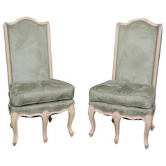 Rare paire de chaises d'appoint à 5 pieds en noyer chaulé de style Louis XV